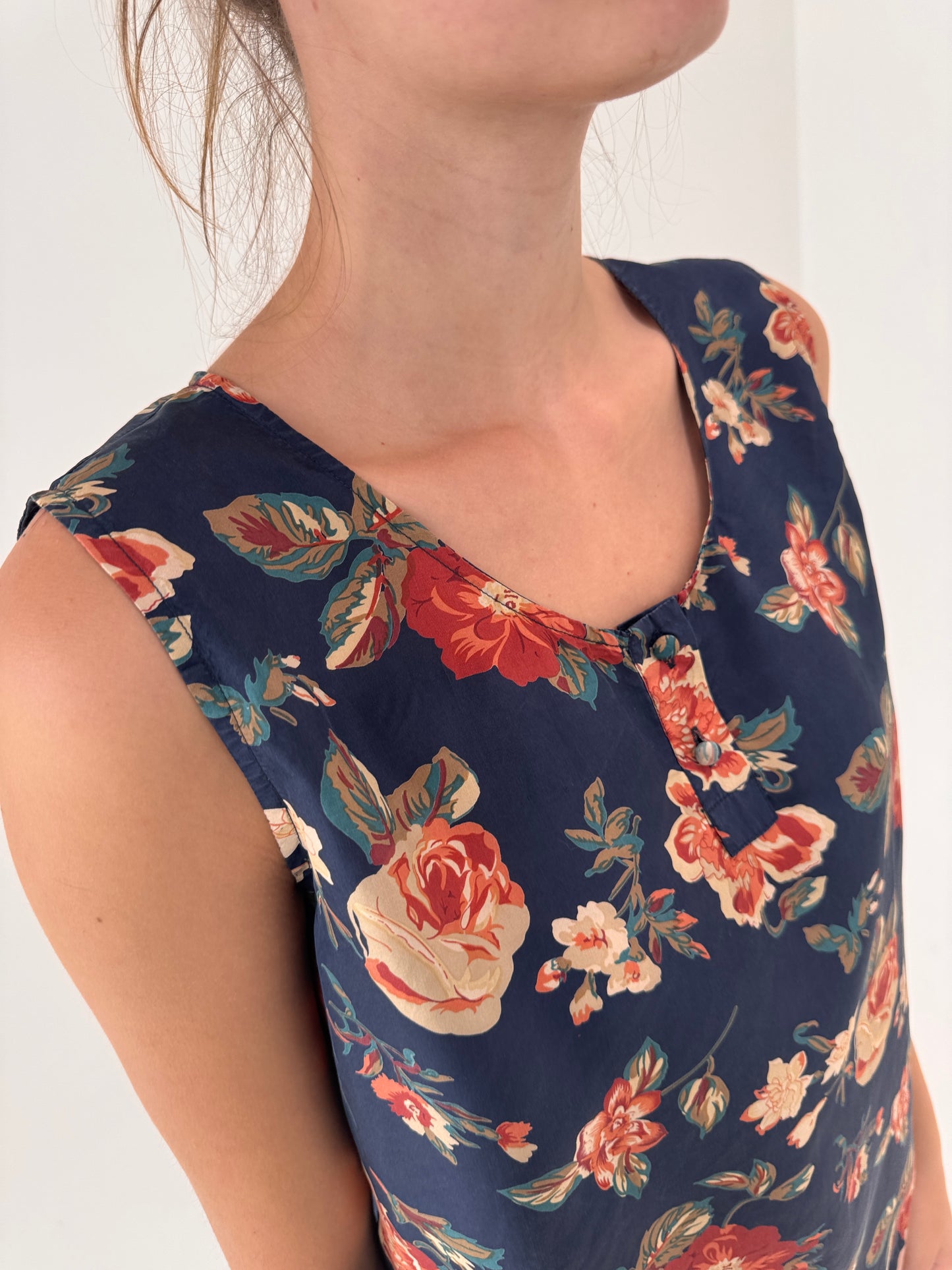 Top Navy din mătase naturală cu print floral superb