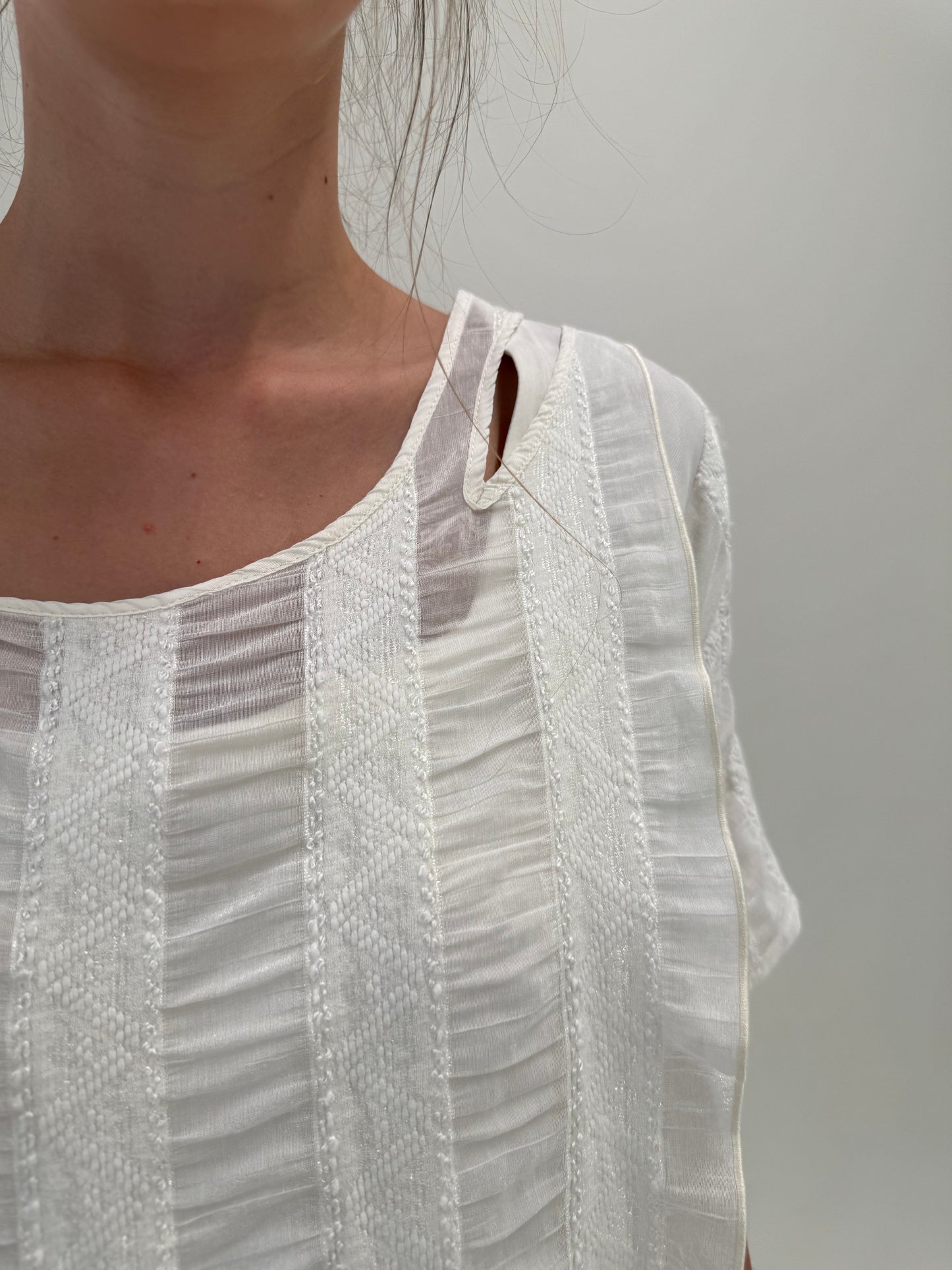 Tunica în croi elaborat din cea mai fină pânză de in cu textură de macrame