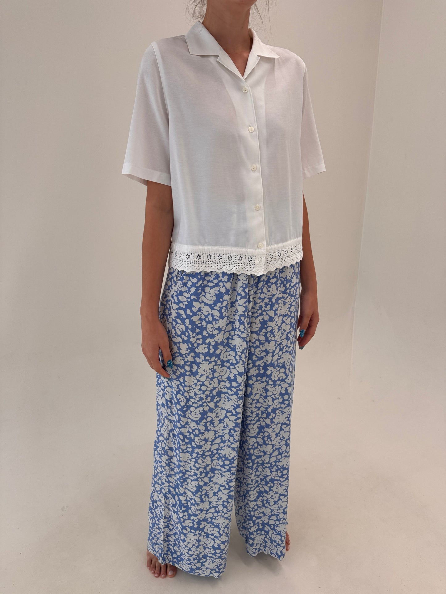 Pantaloni palazzo tall vaporoși baby blue cu print alb și talie ultra înaltă