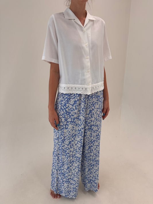 Pantaloni palazzo tall vaporoși baby blue cu print alb și talie ultra înaltă