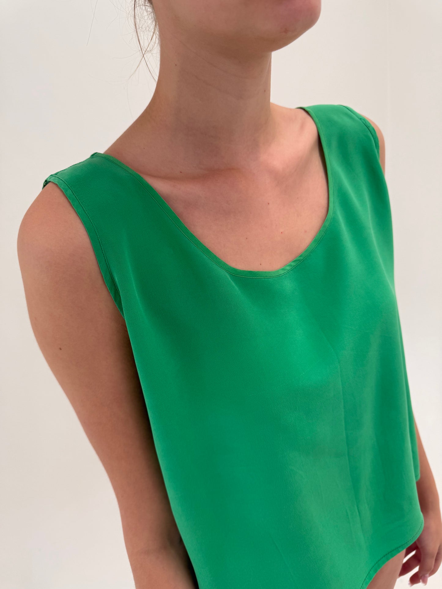 Top verde smarald din mătase naturală în croi minimalist