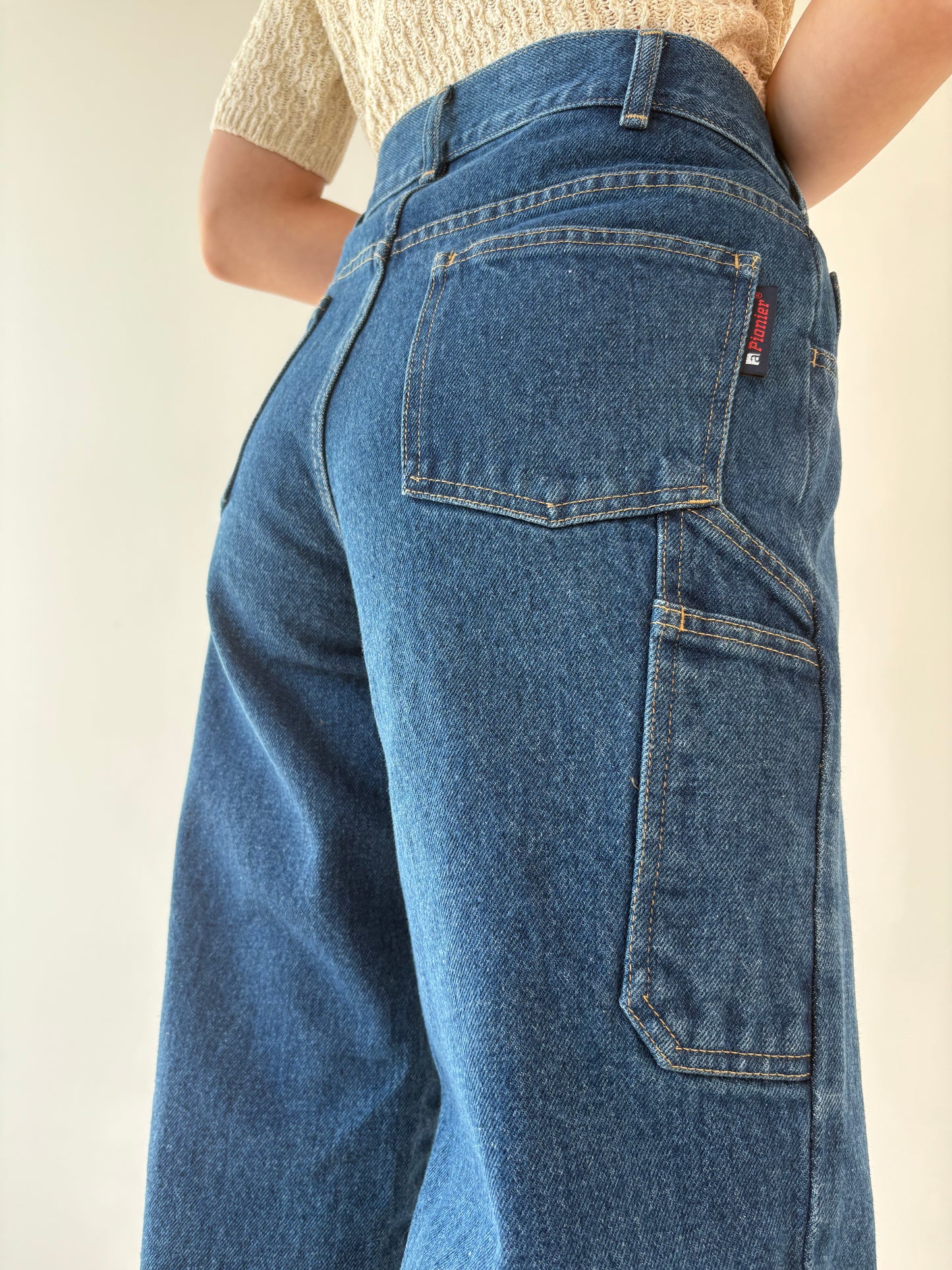 Jeans vintage cu influențe de streetwear dark wash