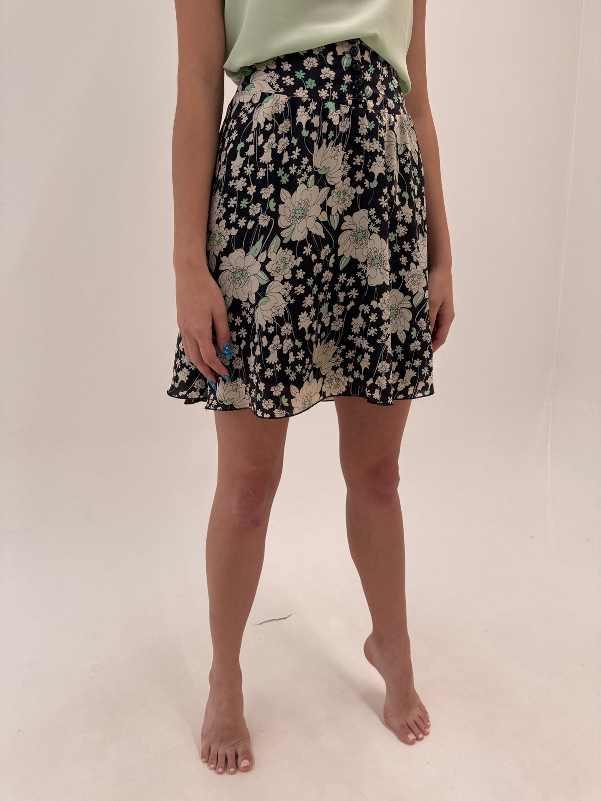 Fustă neagră cu print floral delicat și platca din mătase naturală