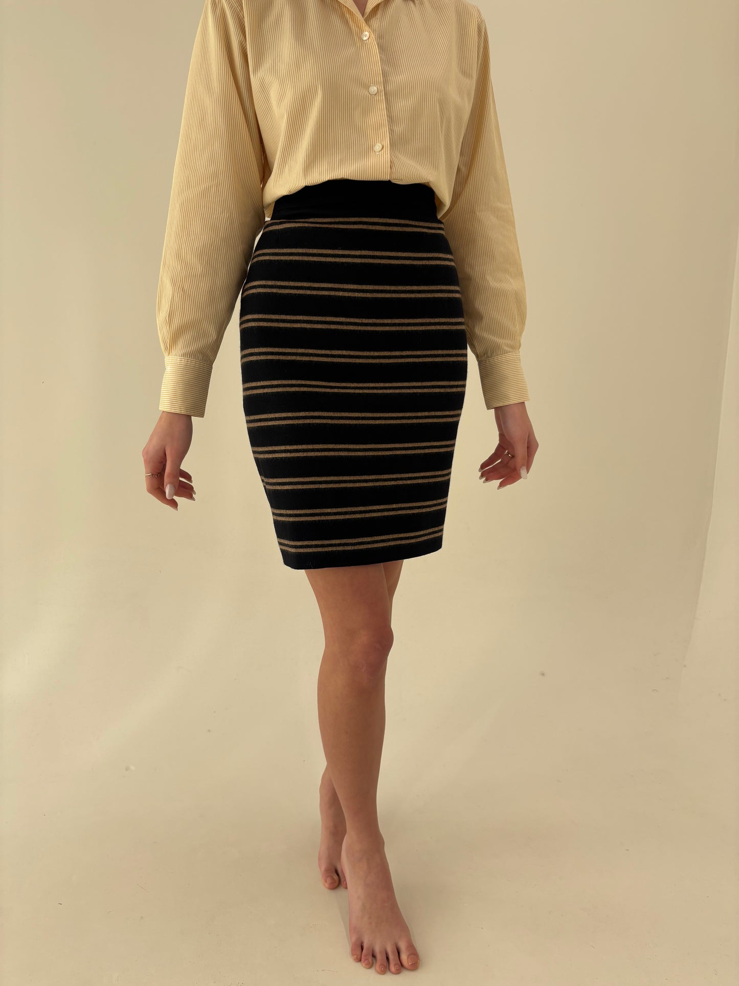 Fustă business Hugo Boss neagră cu dungi fine camel