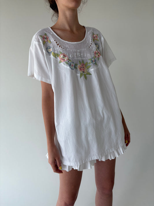 Top în croi lejer din panzica de bumbac cu broderie superbă