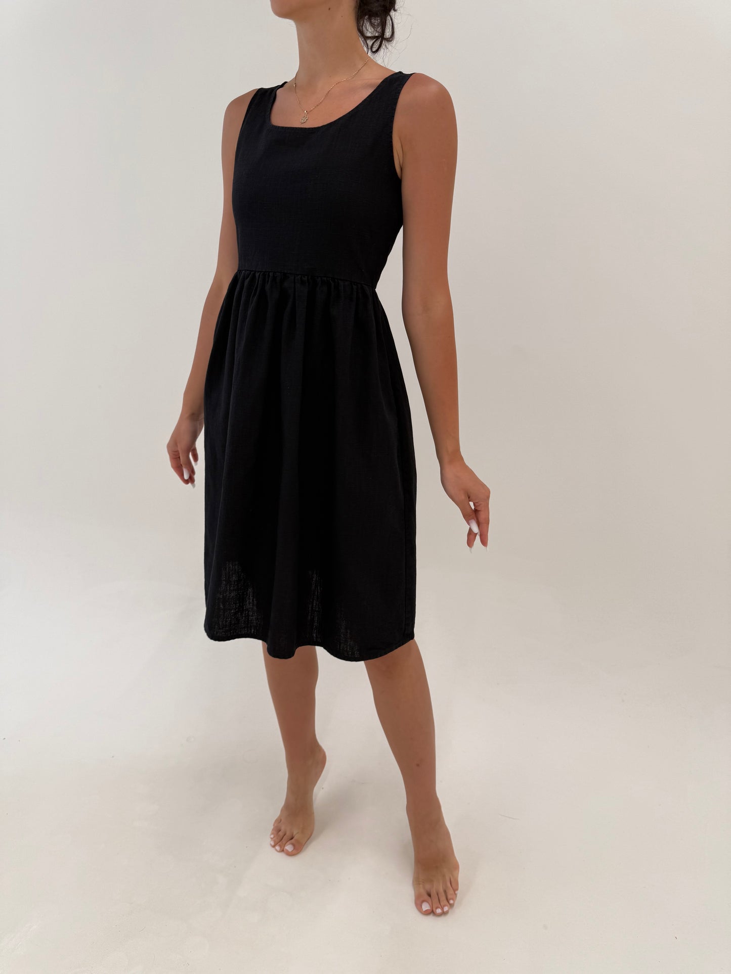 Rochie neagră din in premium handmade în croi minimalist cu buzunare