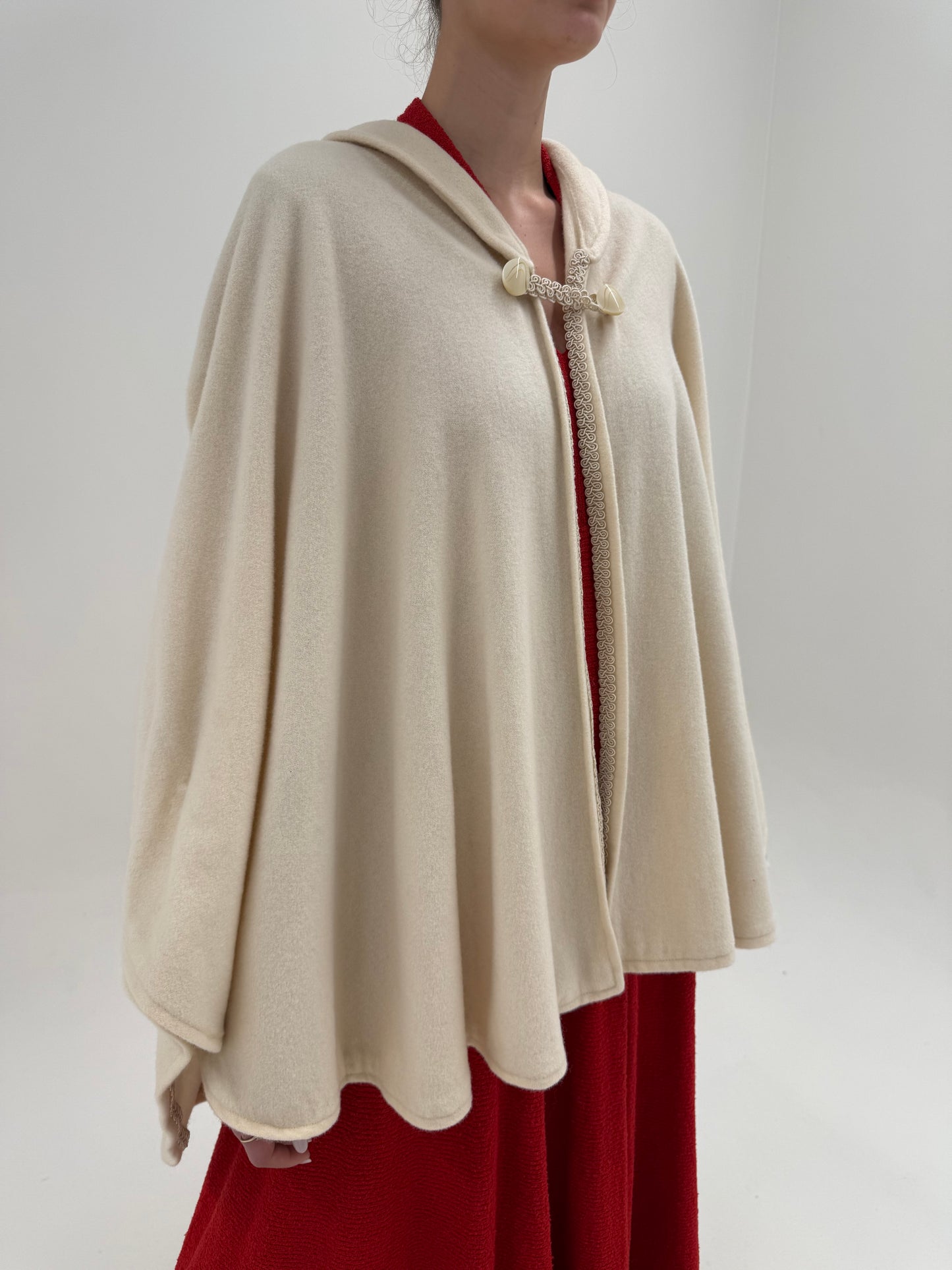 Capa vintage butter white din lana extrafina cu aplicații din dantelă macrame