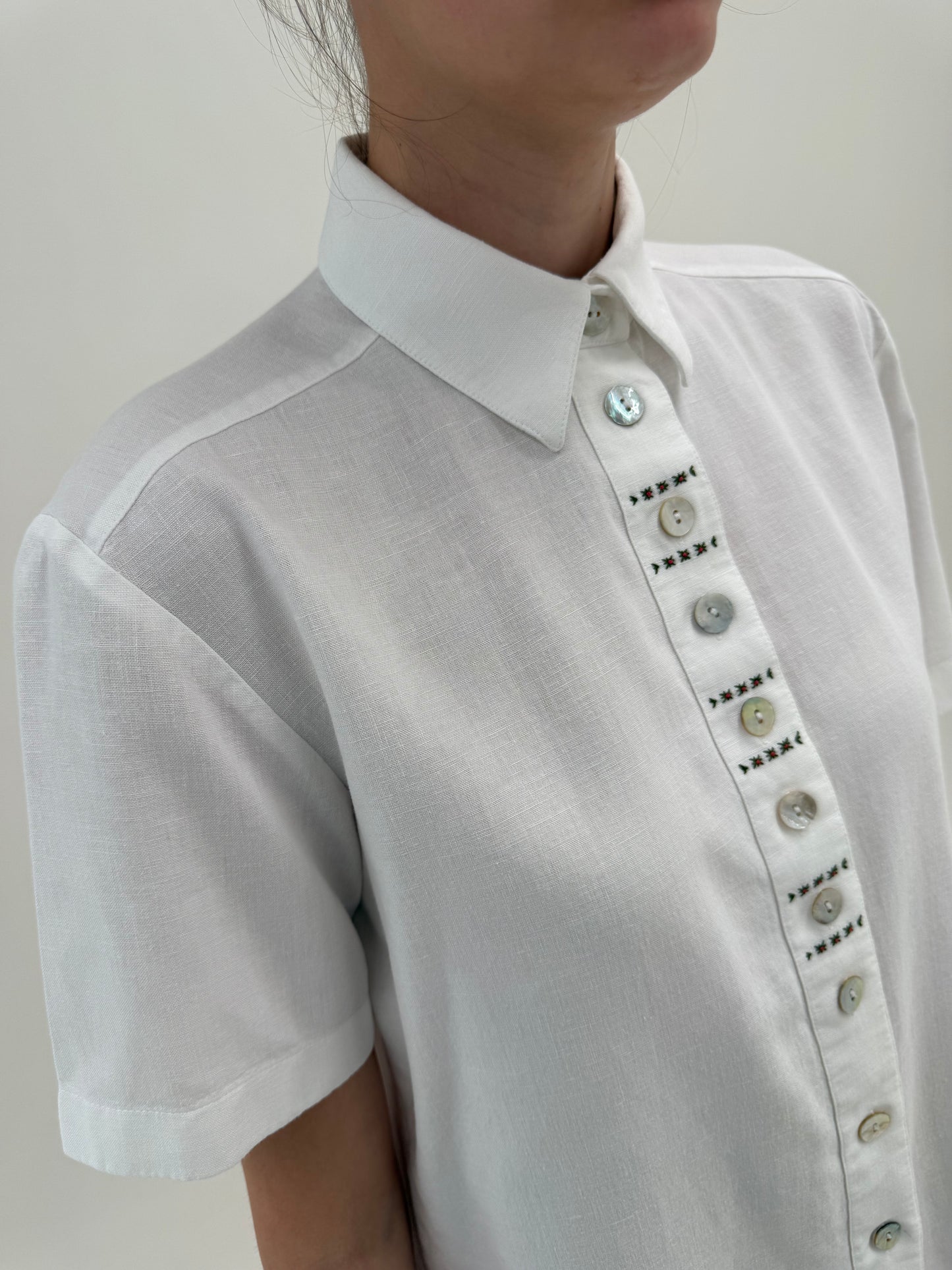 Cămașa din pânză moale cu broderie și nasturi mother of pearl