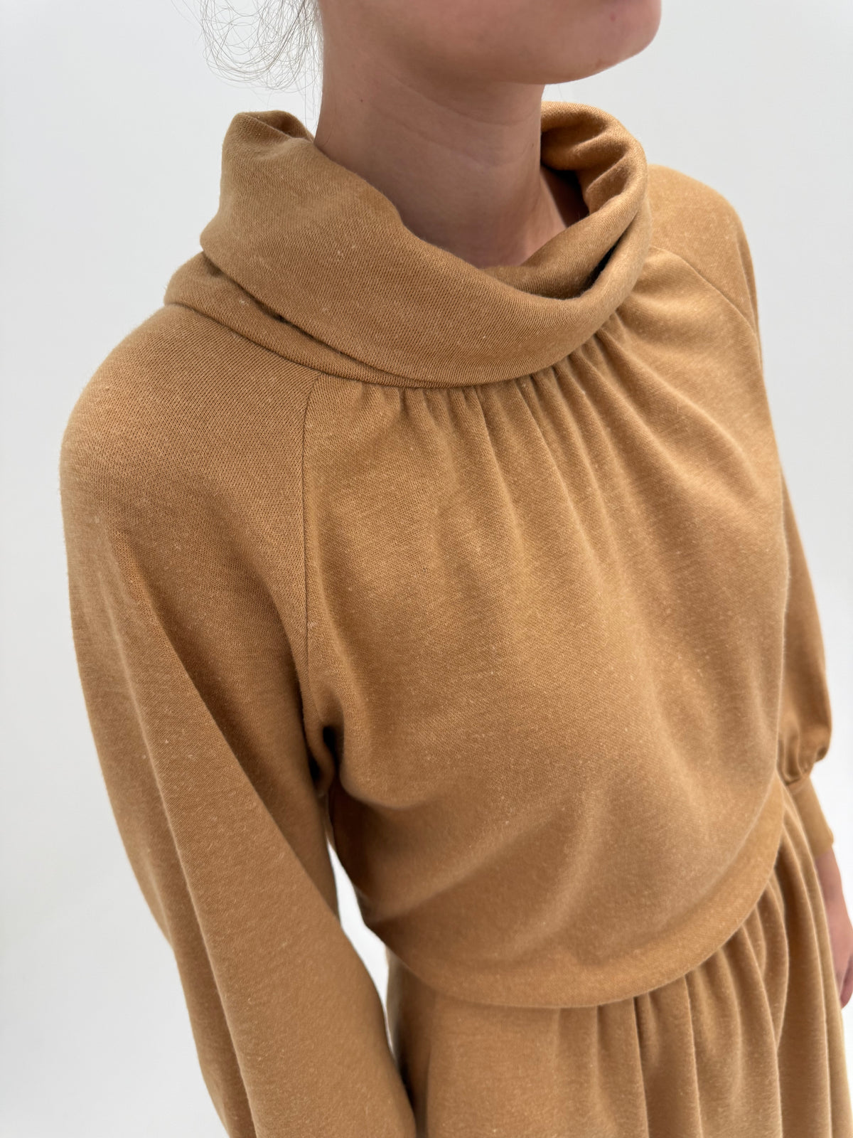Rochie vintage camel din tricot dens de lana extrafina cu talie marcată și manșete