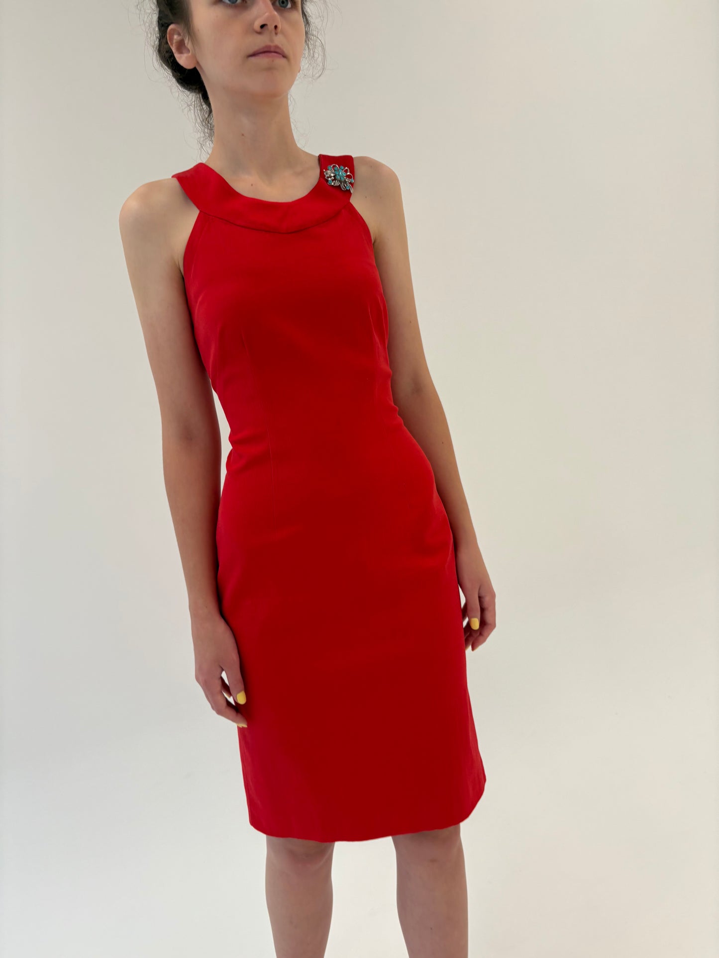 Rochie modelatoare cherry red cu broșă inclusă