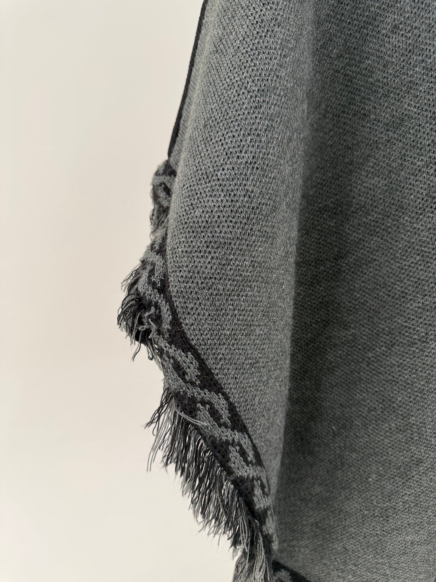 Capa maxi superbă în nuanțe de gri cu glugă din lana extrafina de gramaj mare