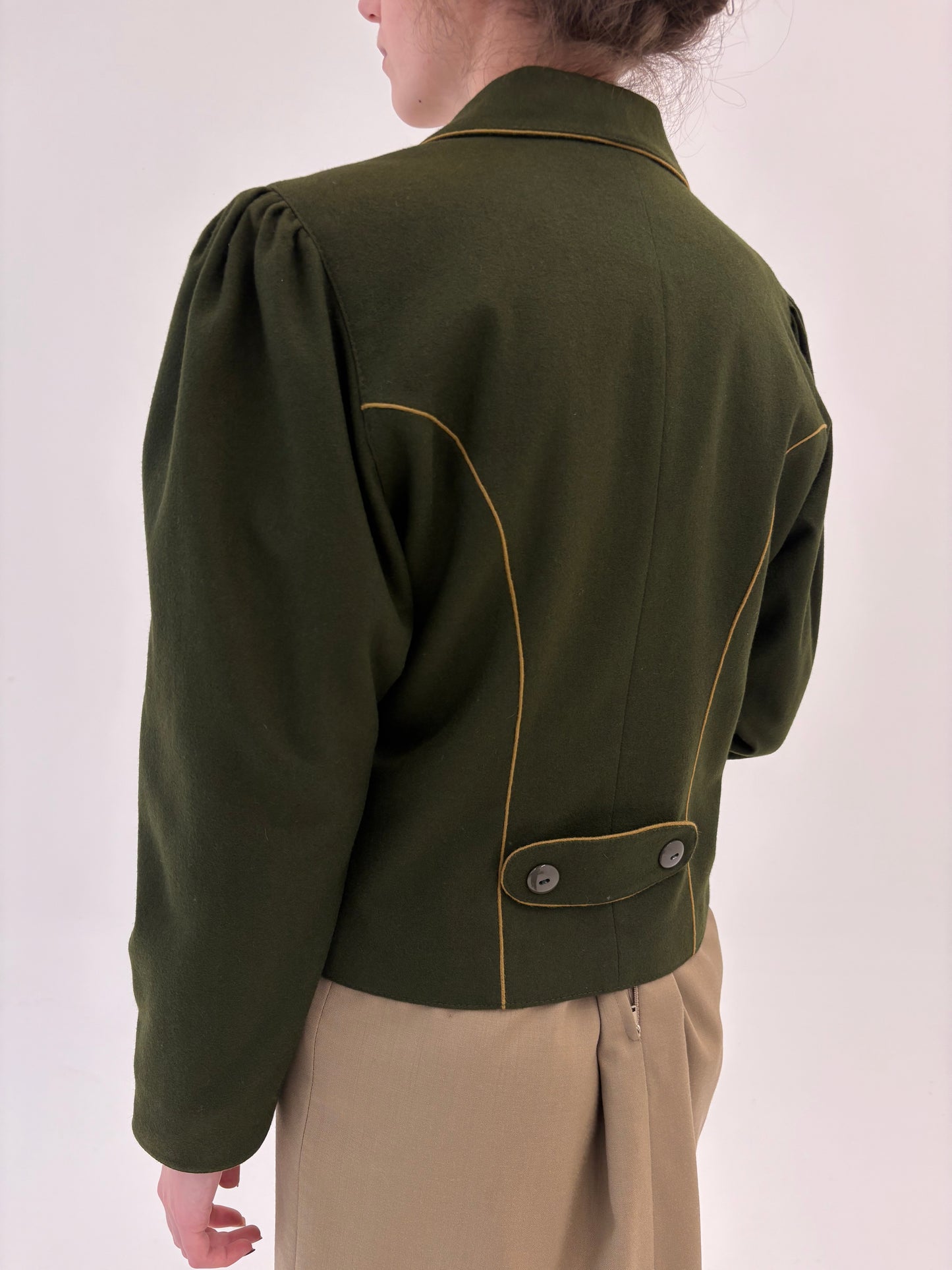 Sacou vintage cambrat forest green cu umeri ușor bufanți 80% lana