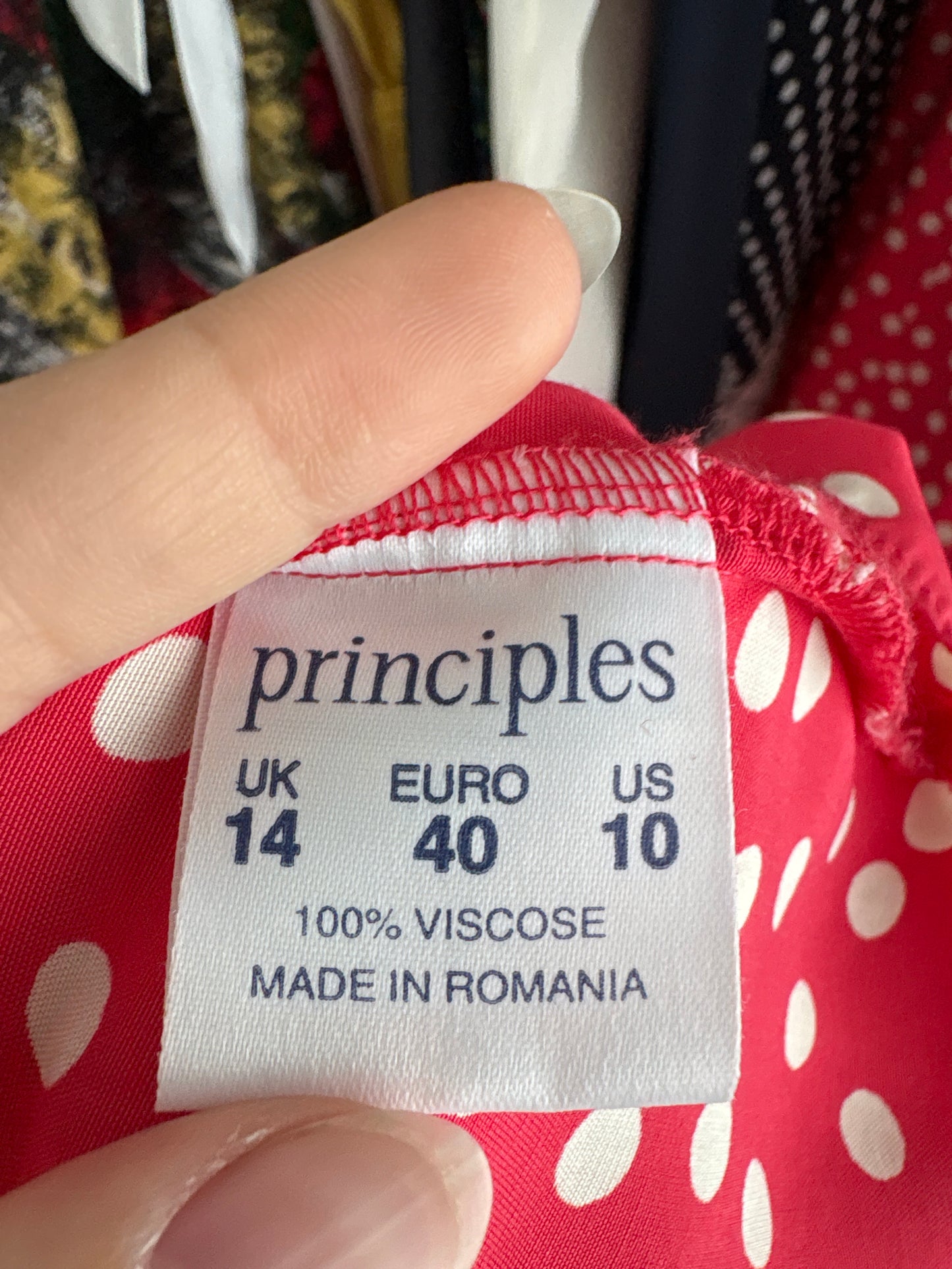 Rochie maxi cu buline în croi ușor cambrat din material vaporos
