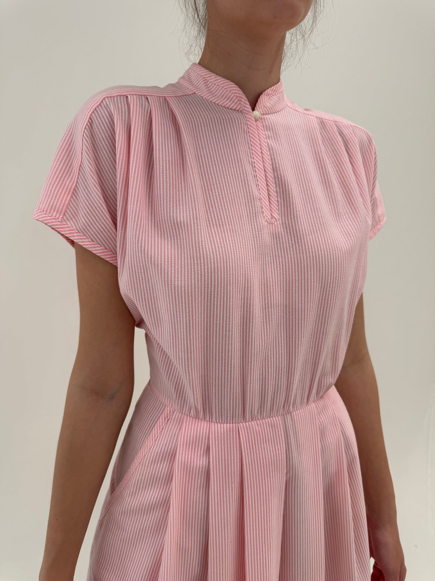 Rochie în dungi fine powder pink din seersucker de bumbac în croi retro modern