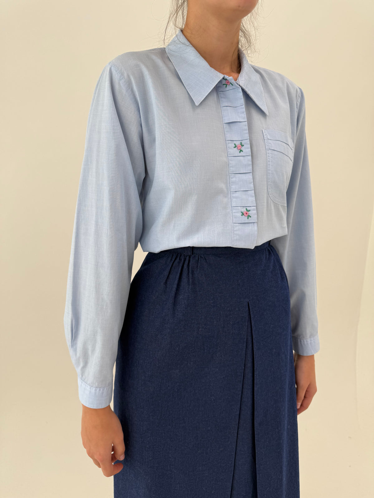 Cămașa vintage baby blue din poplin excepțional de bumbac cu broderie delicată