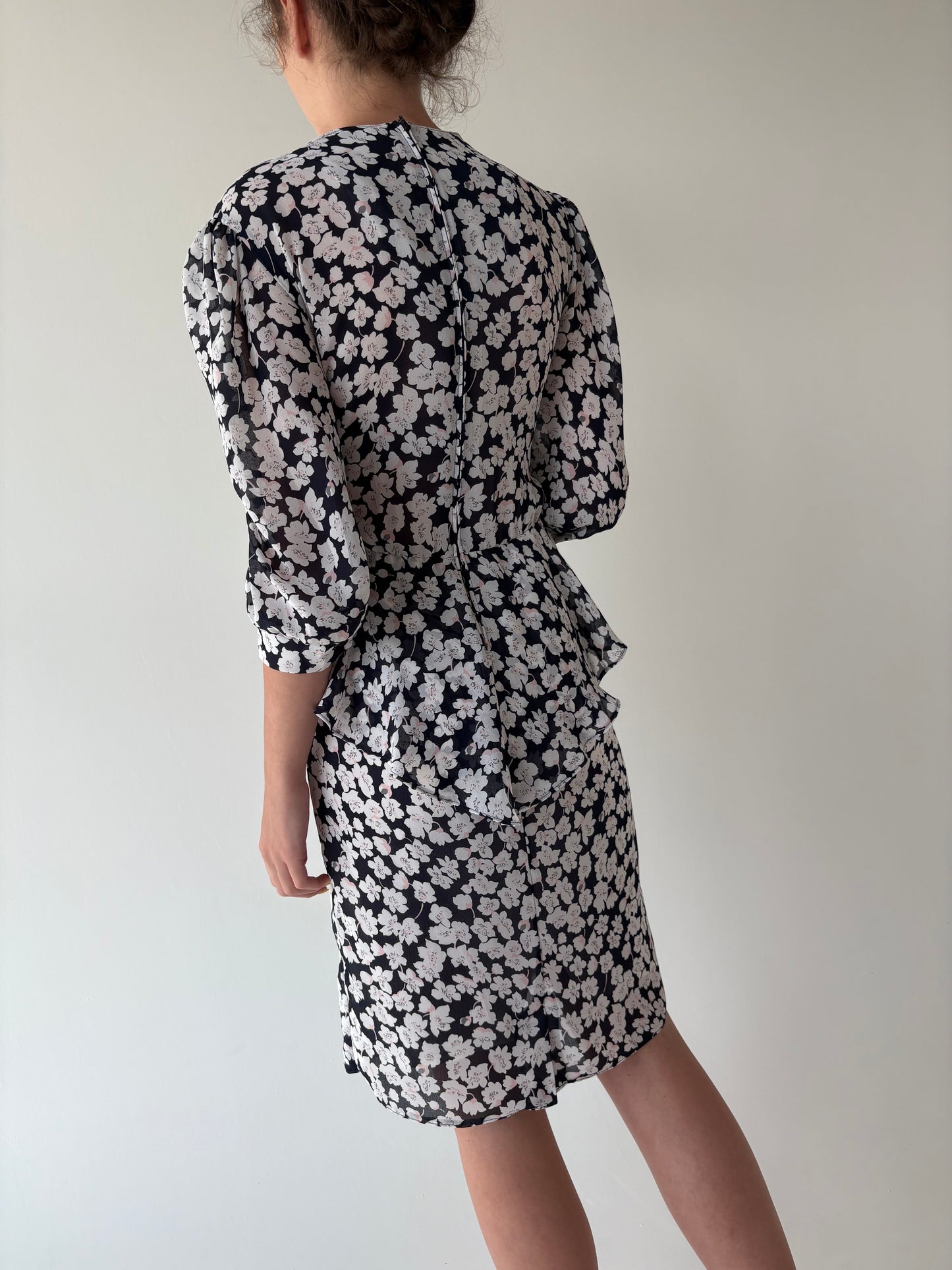 Rochie vintage cu print floral delicat și talie ultra marcată cu peplum