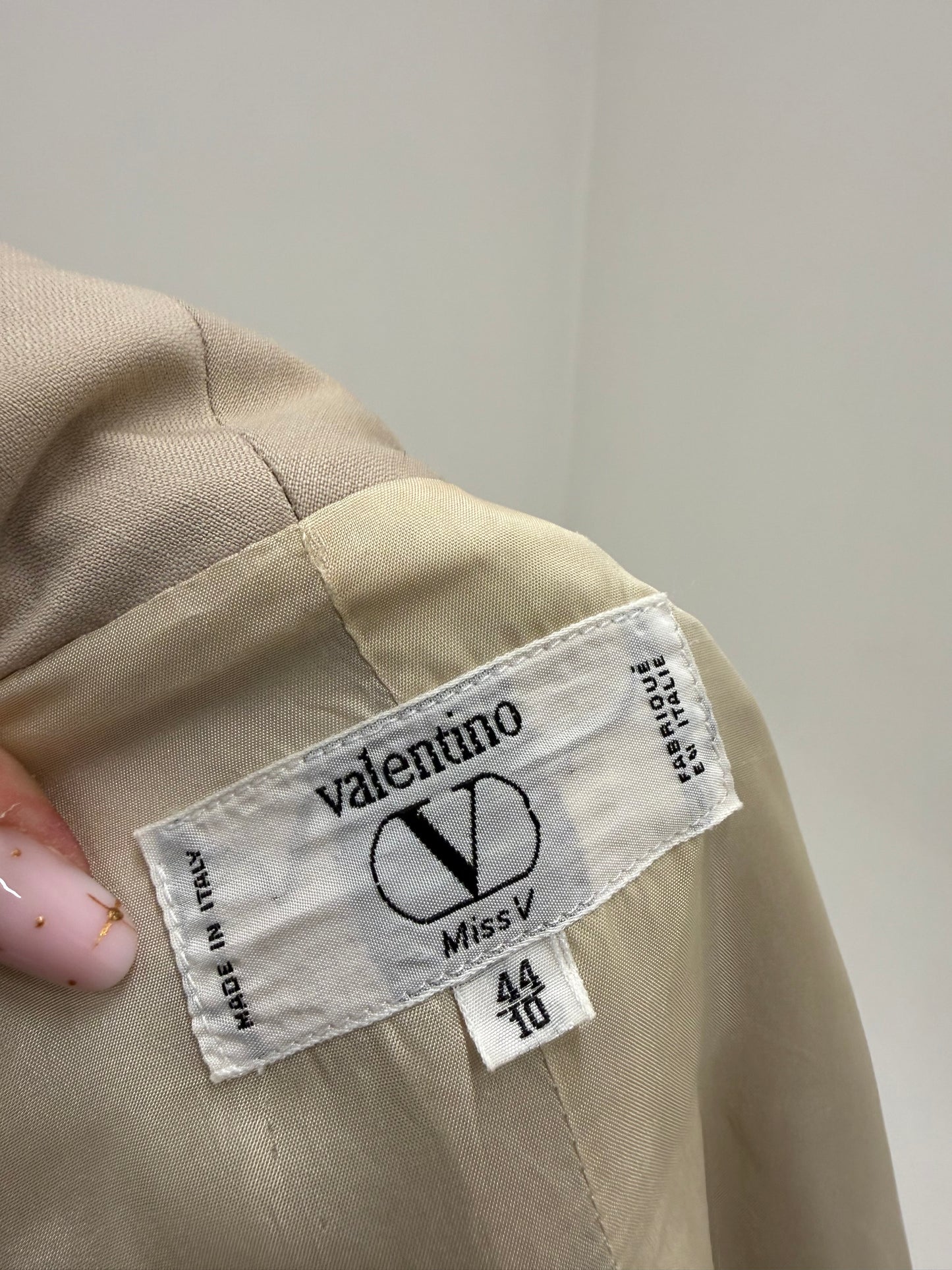 Sacou Valentino petite cambrat cu revere rotunjite și închidere superbă
