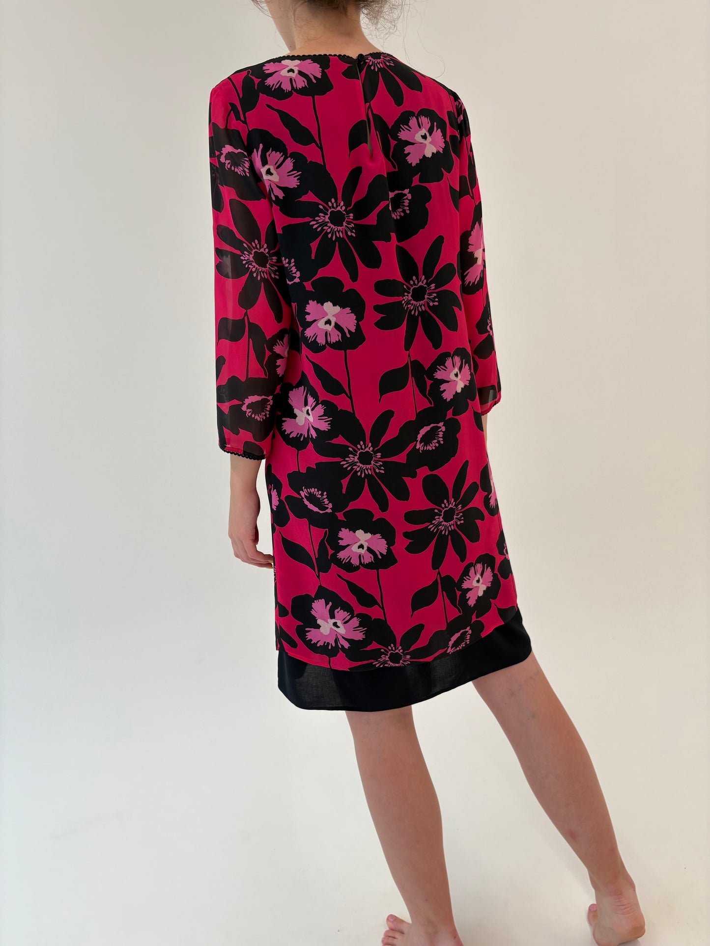 Rochie rasberry red business în croi lejer cu print floral negru