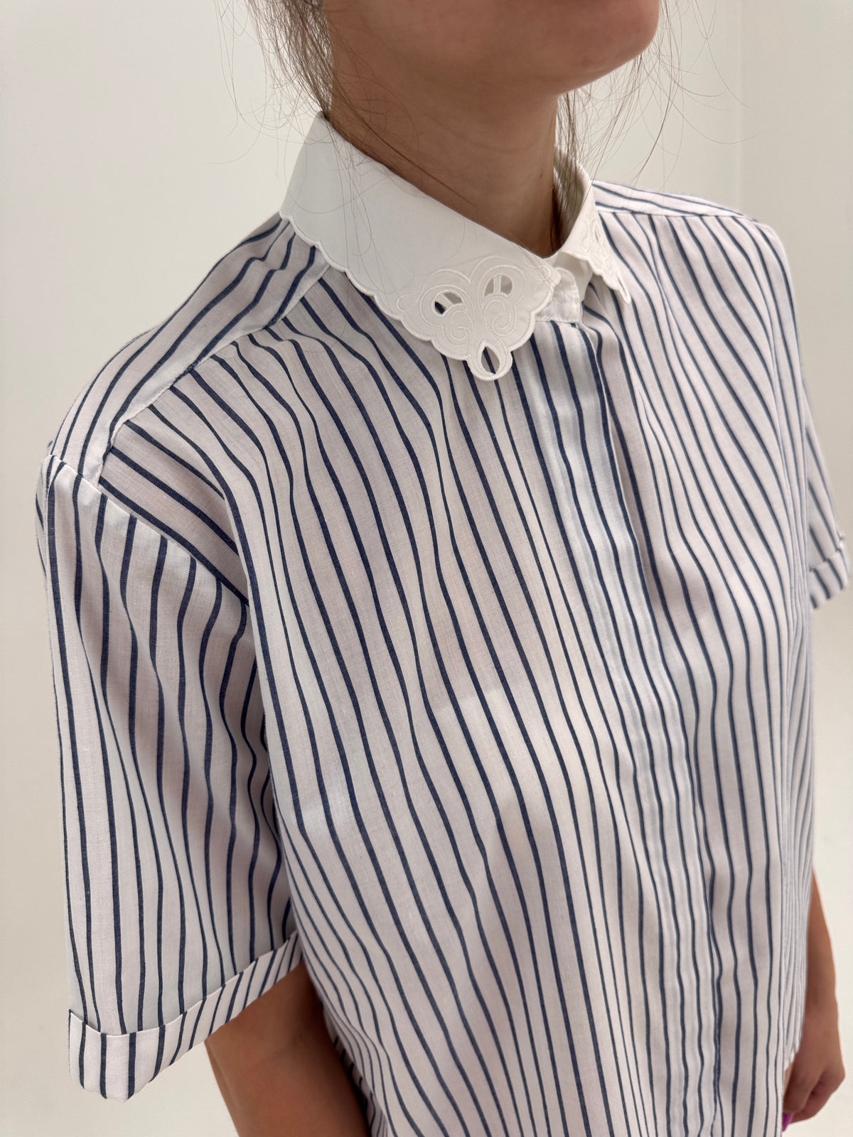 Cămașa vintage în dungi Navy cu guler brodat din poplin premium de bumbac