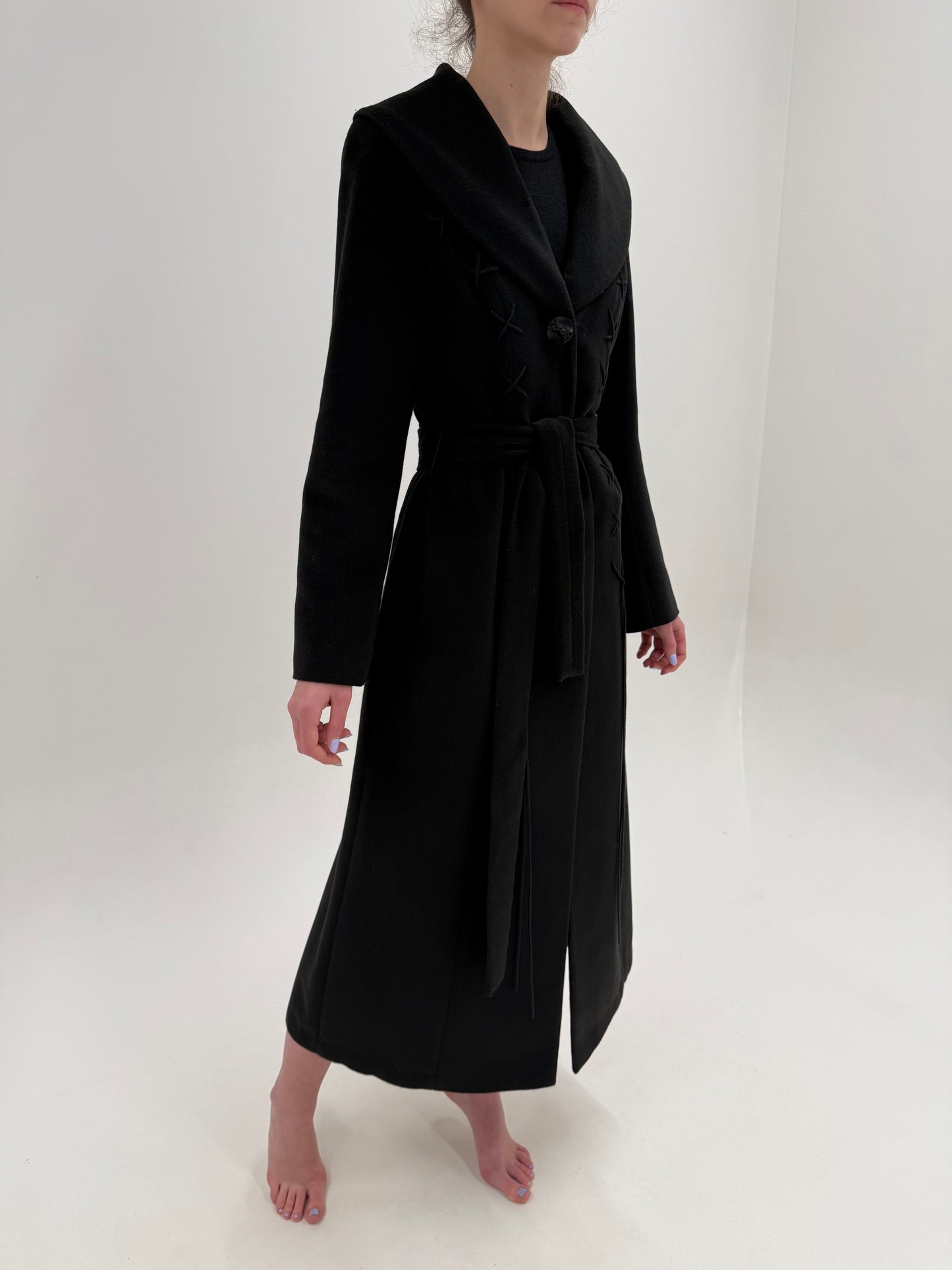 Palton ușor cambrat în croi lung cu cordon din lana extrafina