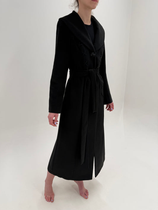 Palton ușor cambrat în croi lung cu cordon din lana extrafina