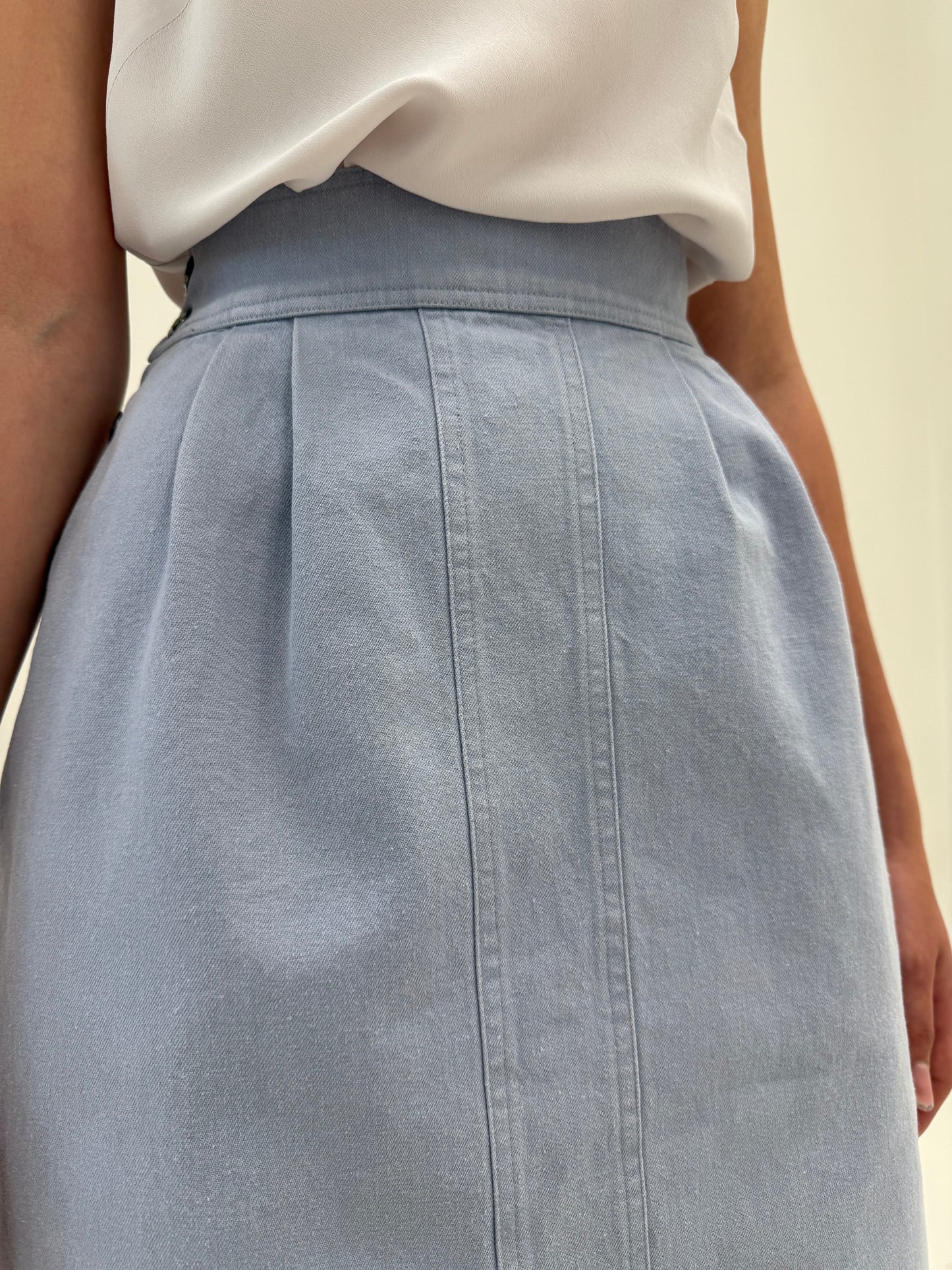 Fustă Fendi baby blue din jeans moale cu pense și talie ultra marcată înaltă