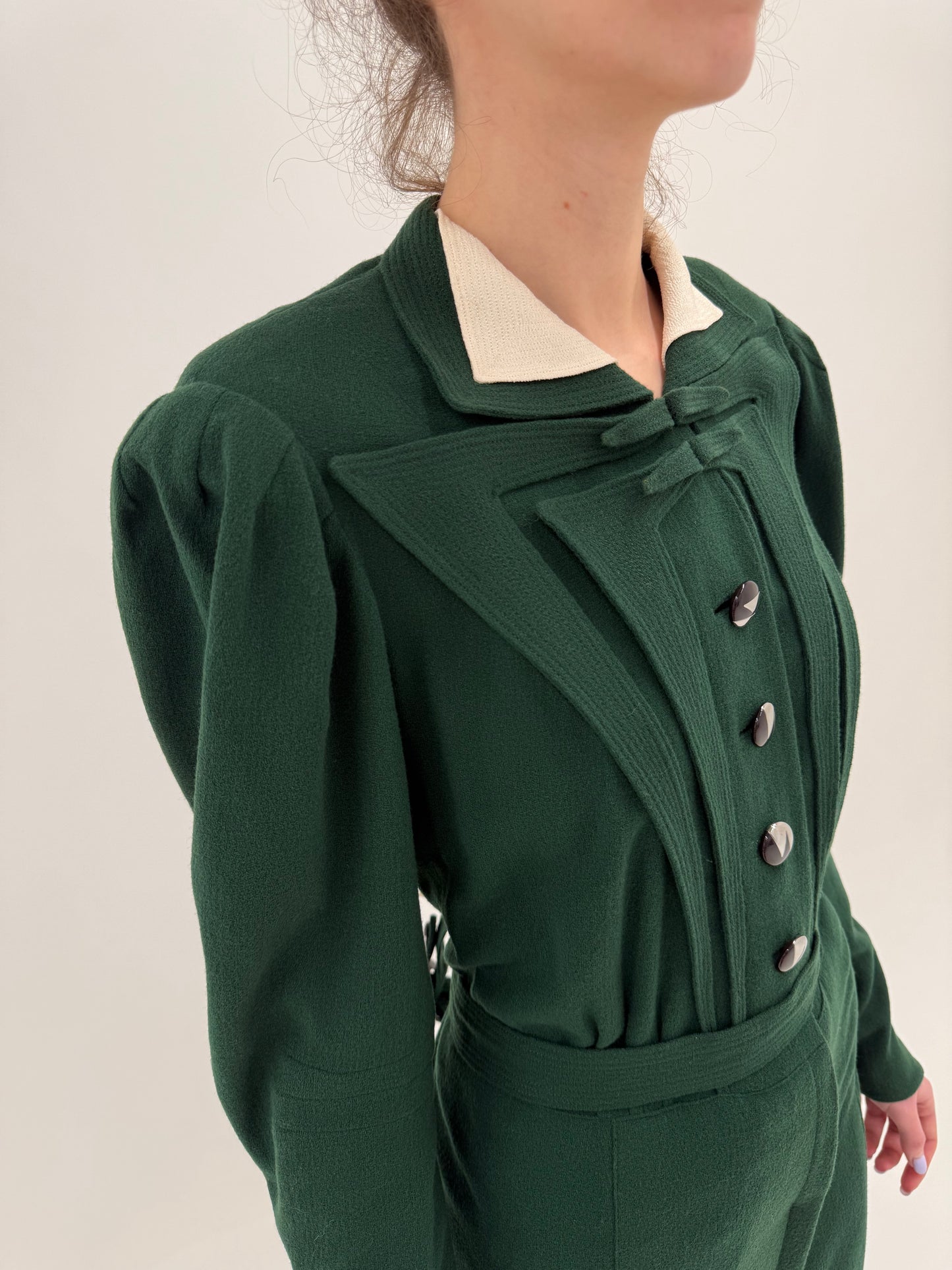 Rochie vintage în croi elaborat forest green din lana extrafina midi spre maximum