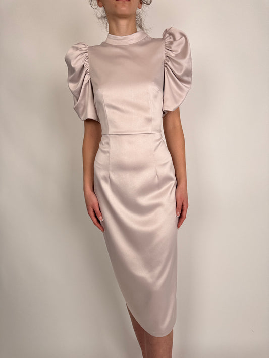 Rochie satinata cu talie marcată lavender white și umeri accentuați