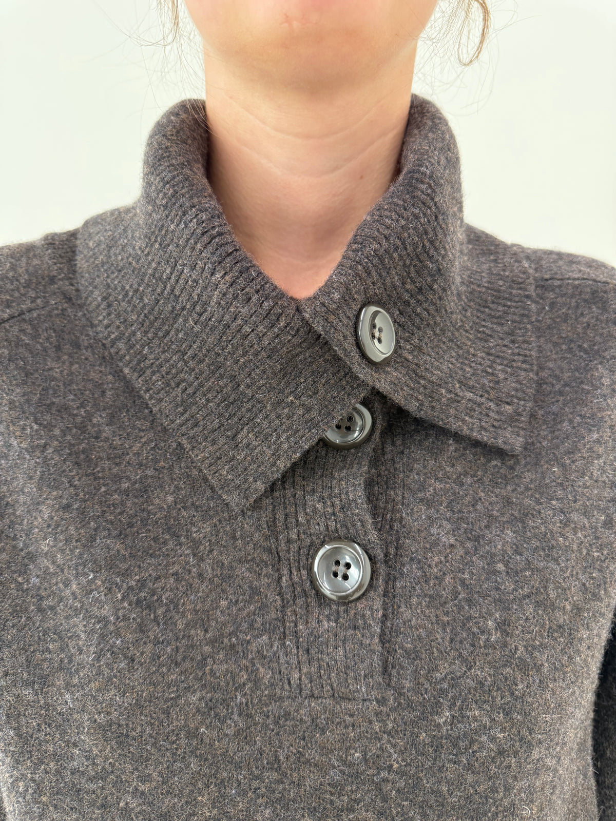 Top polo dark brown din lana extrafina cu mânecă reglabilă
