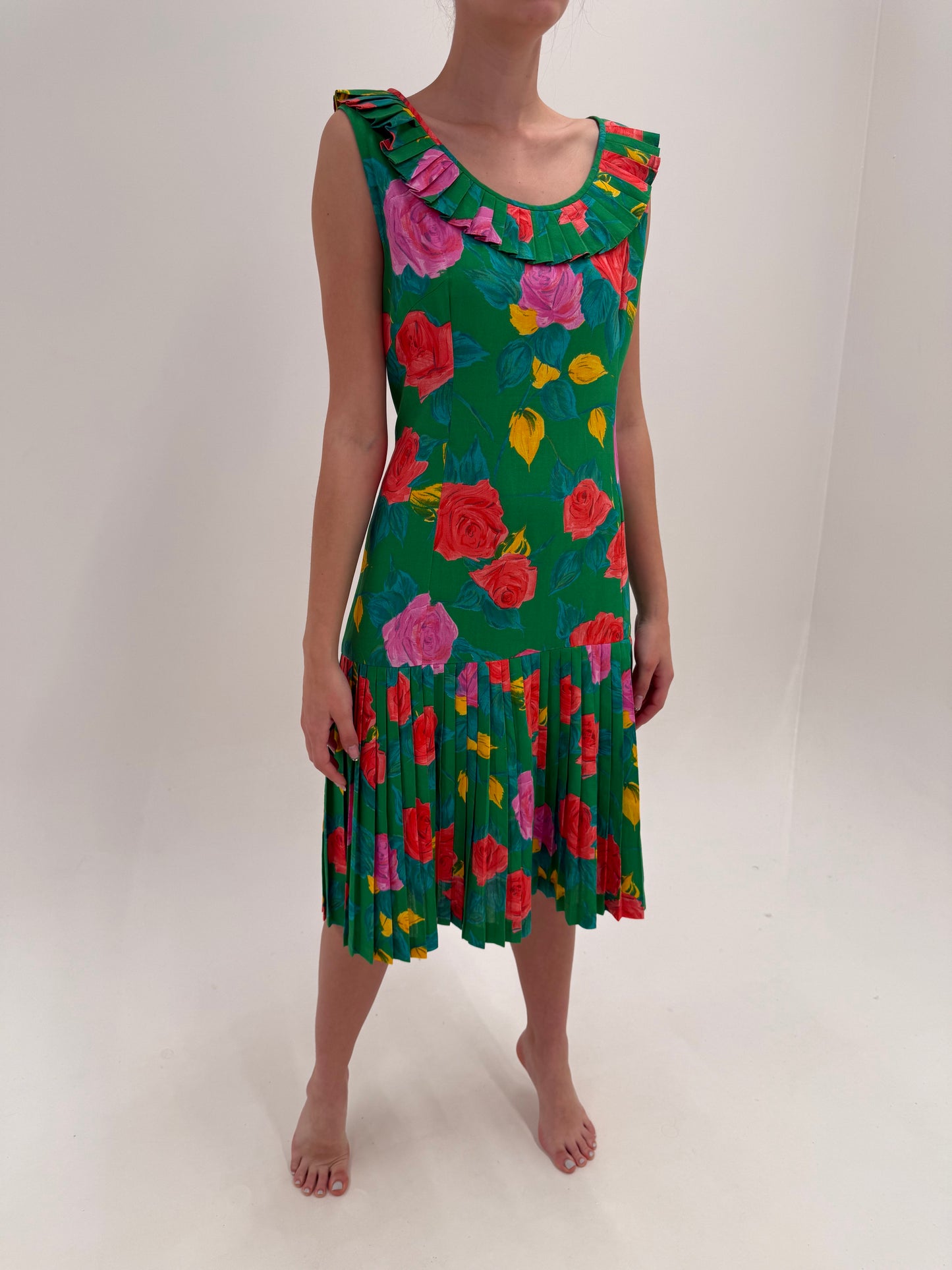 Rochie vintage cu guler și fustă plisată în culori tari