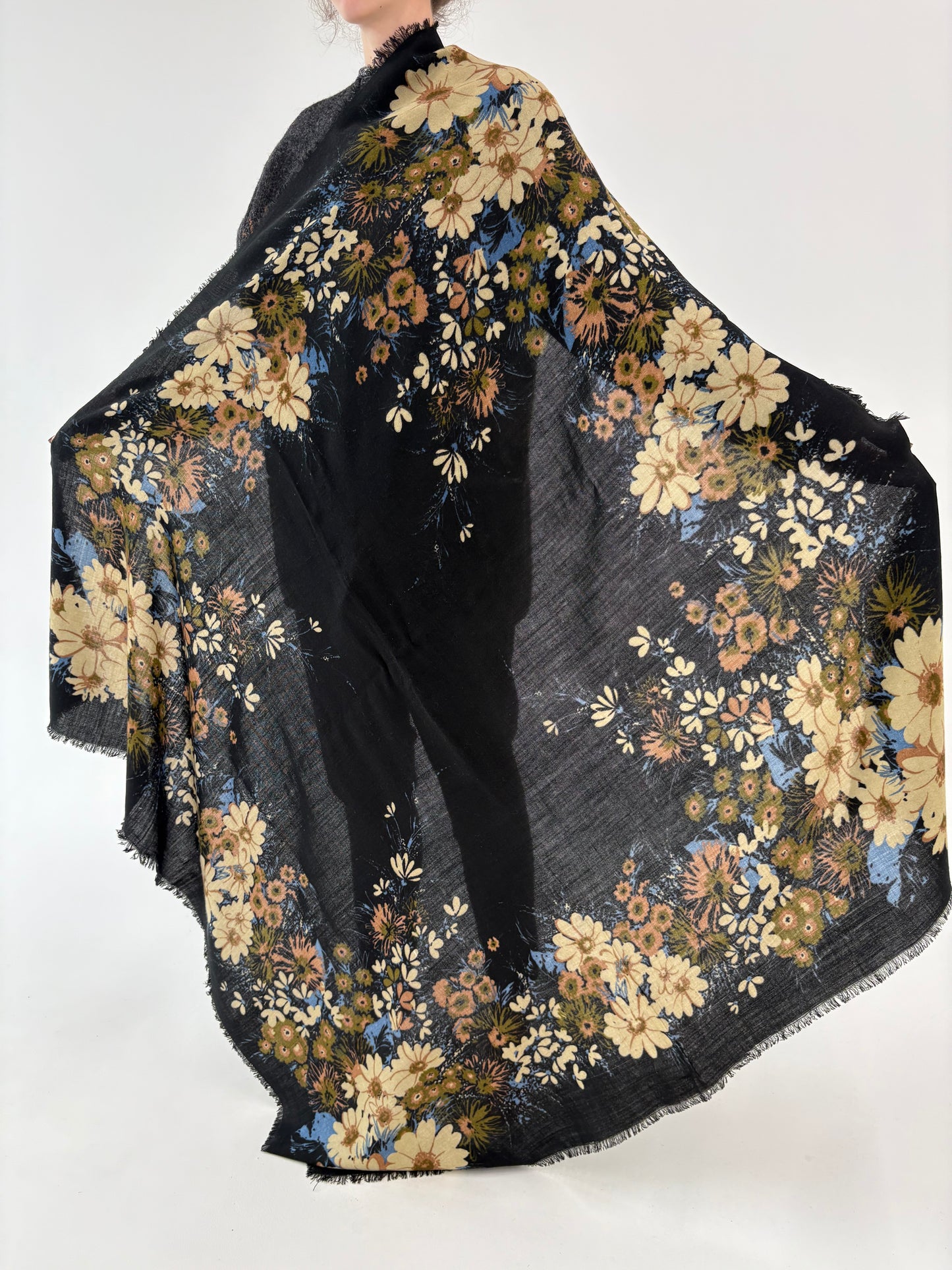 Eșarfă XXXXL neagră cu print floral superb din lana extrafina