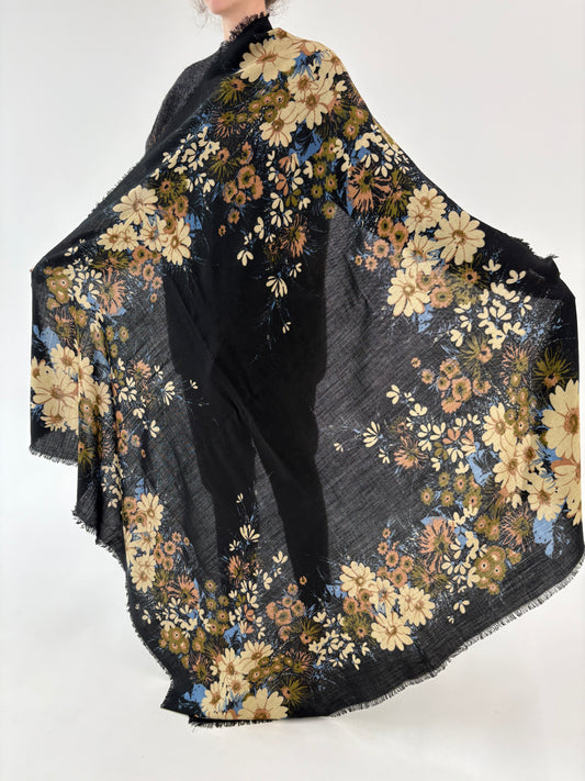 Eșarfă XXXXL neagră cu print floral superb din lana extrafina