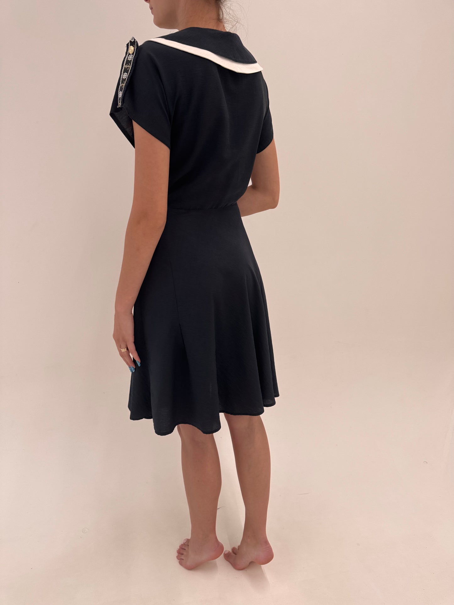 Rochie vintage neagră cu influențe nautice și guler supradimensionat
