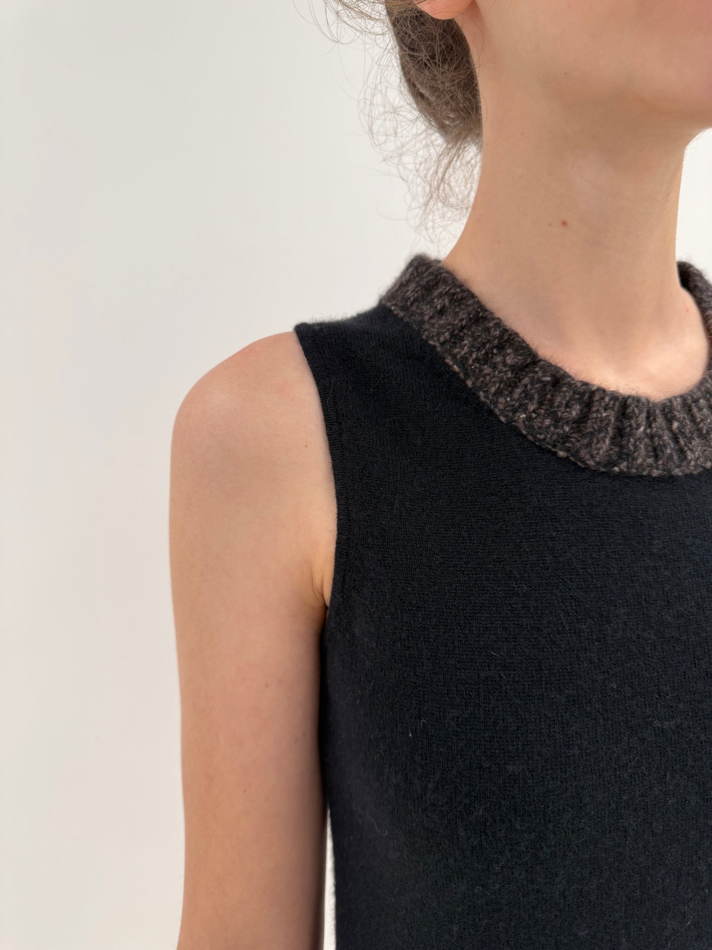 Top negru cambrat din cașmir