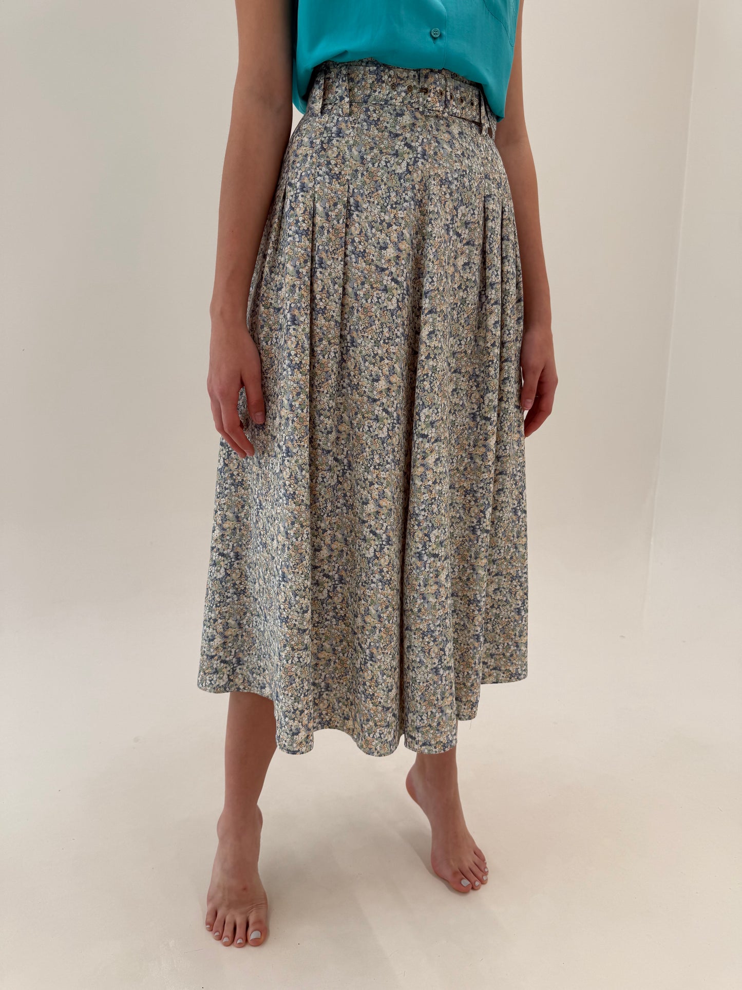 Fustă vintage cu print floral delicat din panzica și centură proprie spre maxi