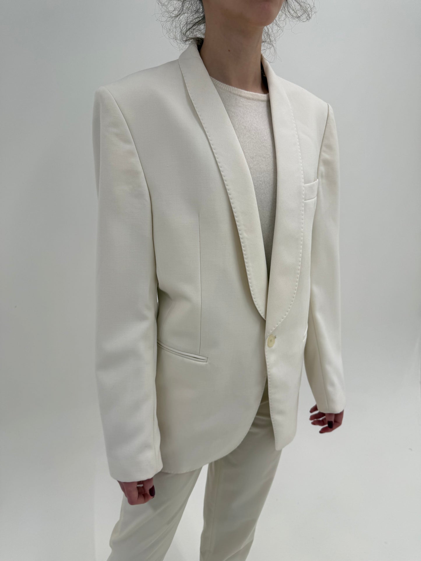 Smoking alb din lana extrafina structurată cu revere rotunjite