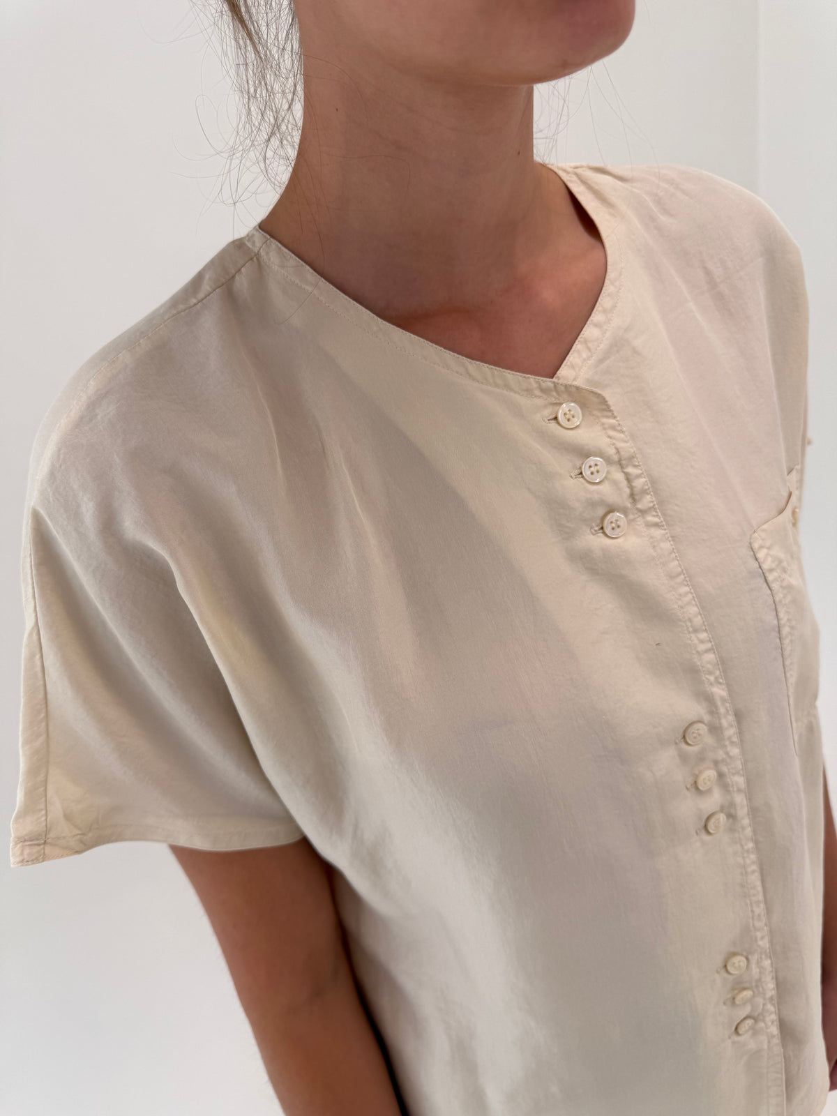 Top light nude in croi retro modern din mătase naturală