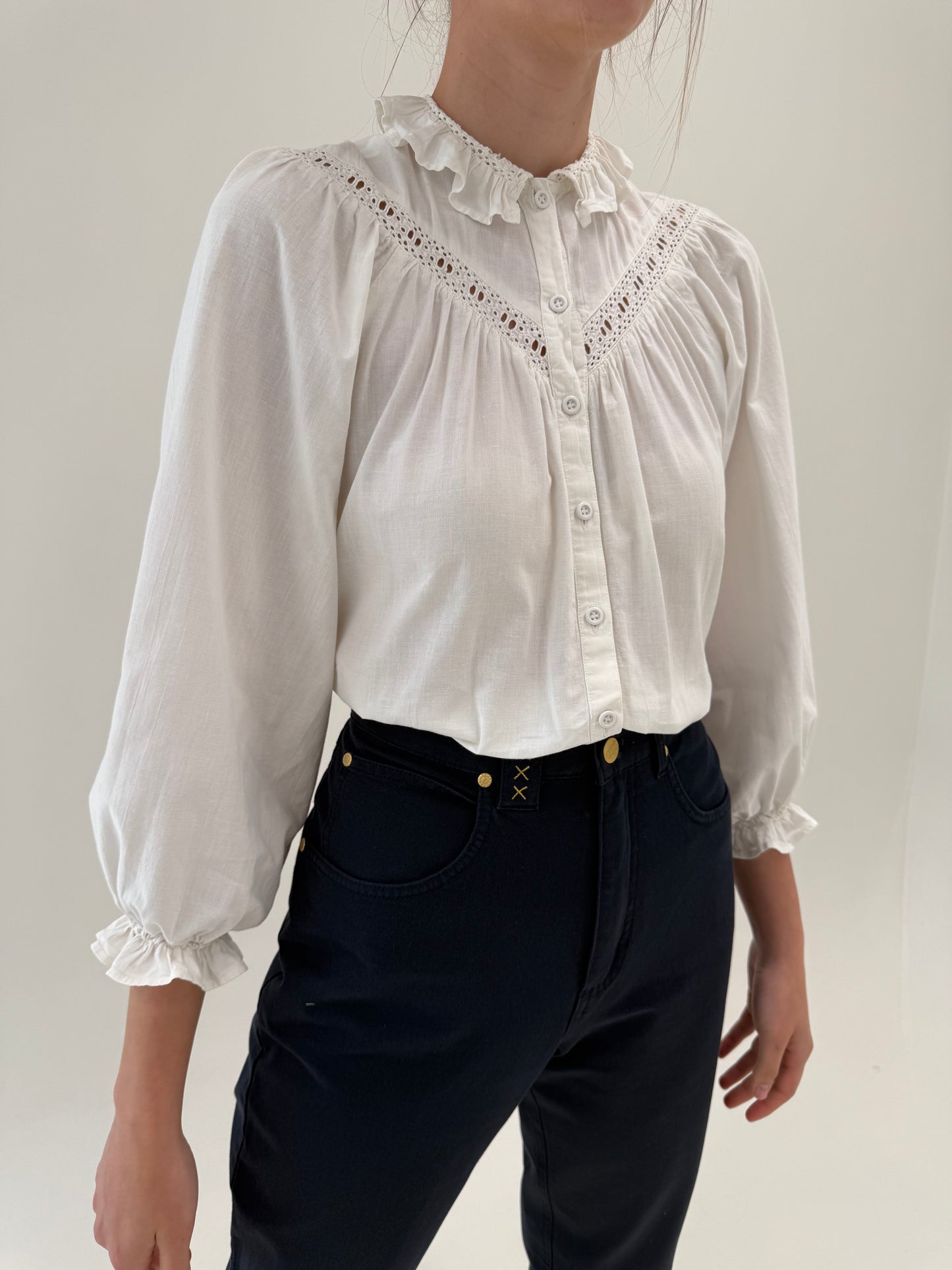 Cămașa vintage din pânză excepțională de bumbac cu broderie