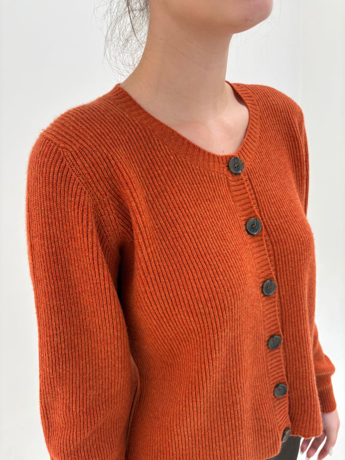 Cardigan rust orange din cașmir high end scoțian cu fir lung excepțional