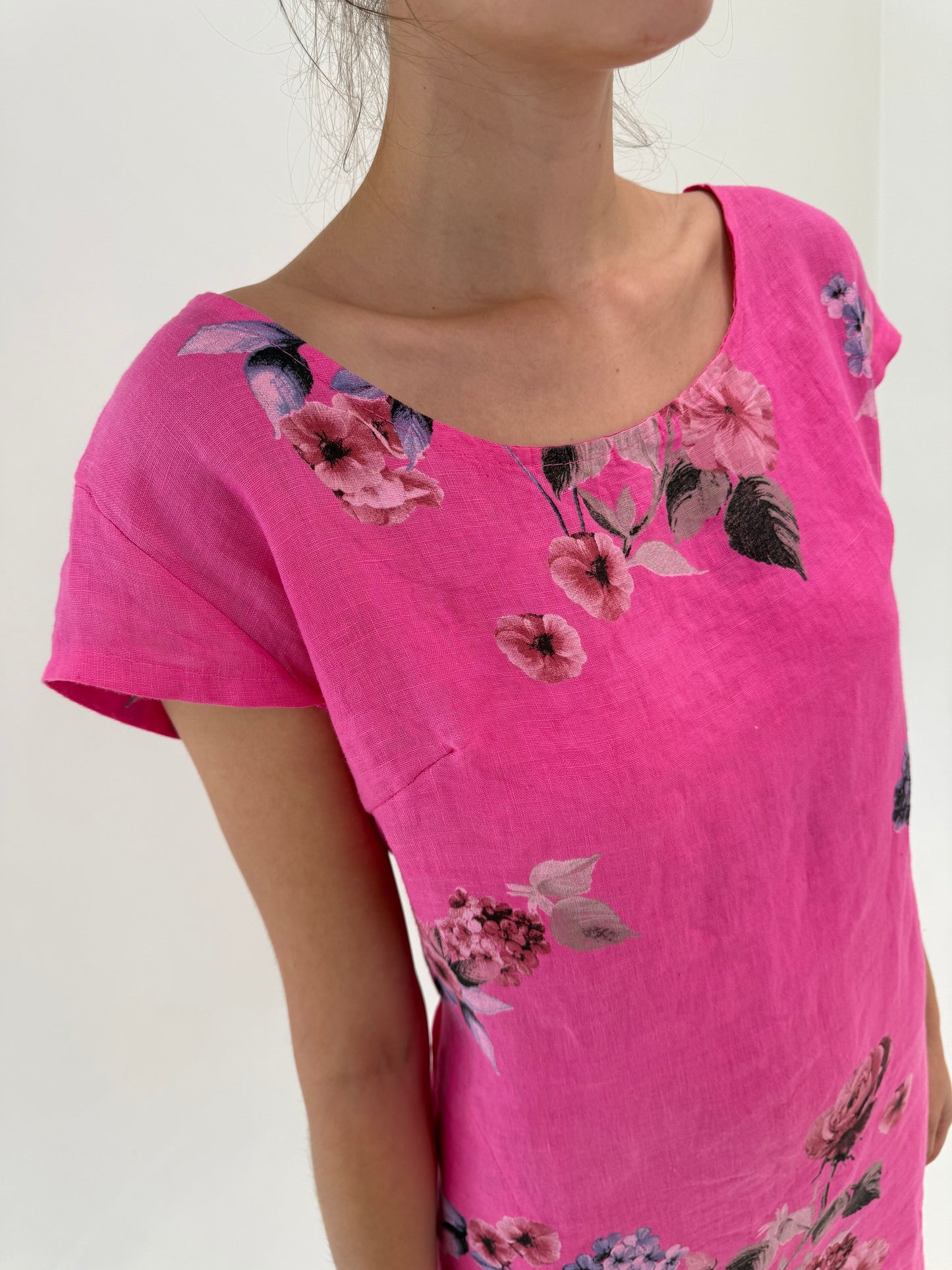 Rochie italiană din in fucsia cu print floral superb în croi minimalist și buzunare