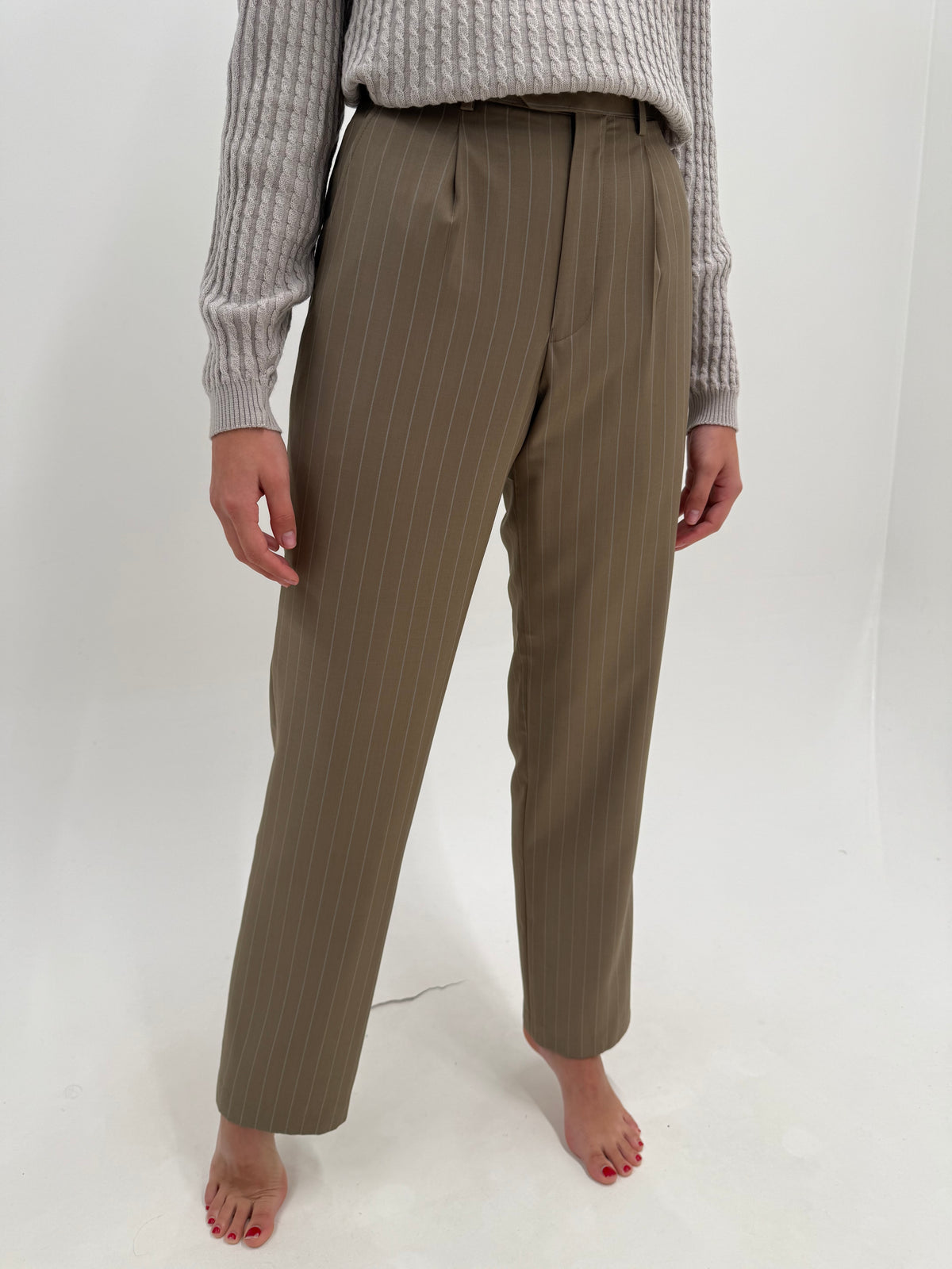 Costum greige Pierre Cardin cu dungi fine verticale din stofă extrafina din mix de lana