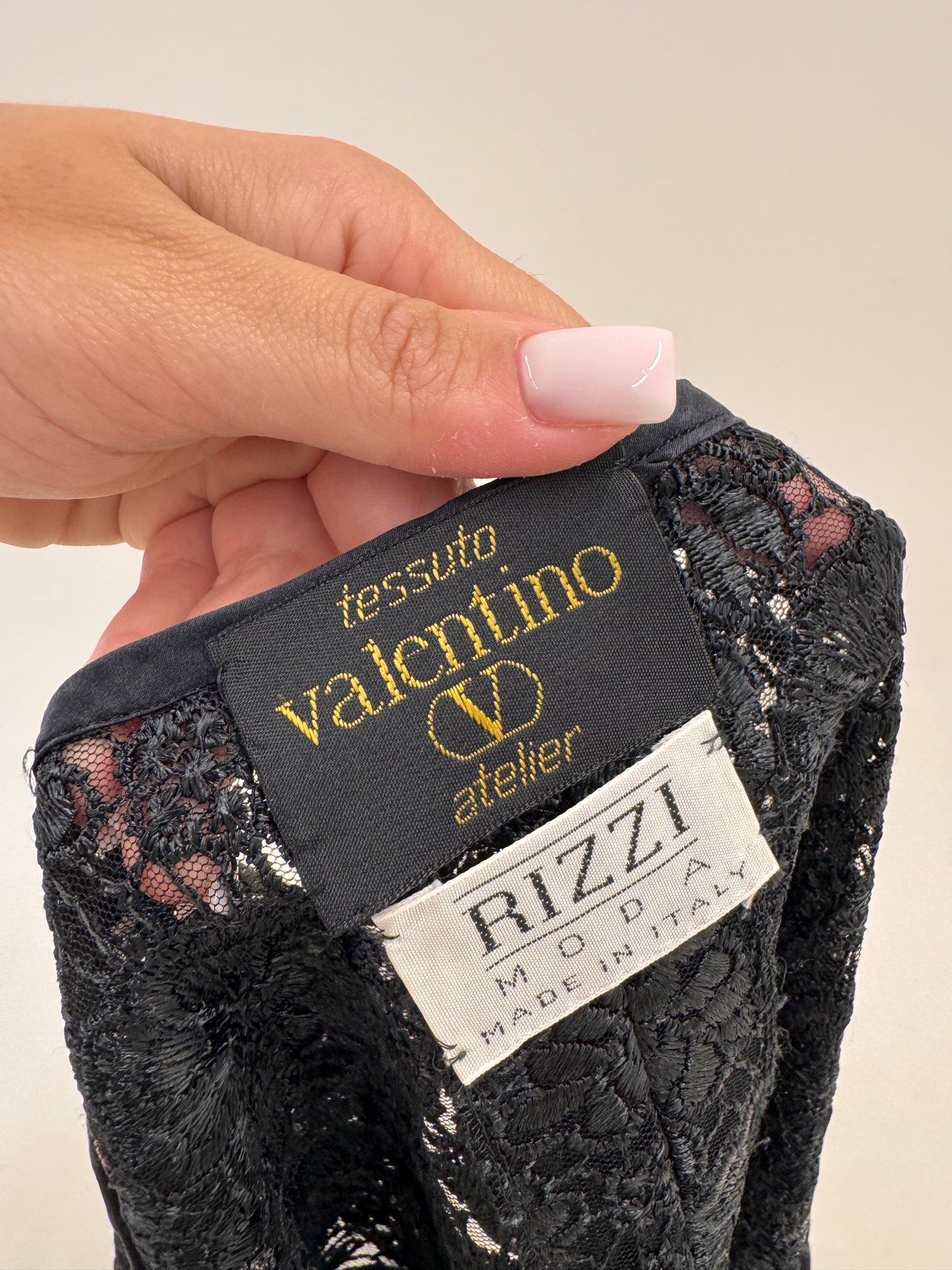 Top vintage Valentino negru din dantelă fină chantily rebrodată în croi minimalist