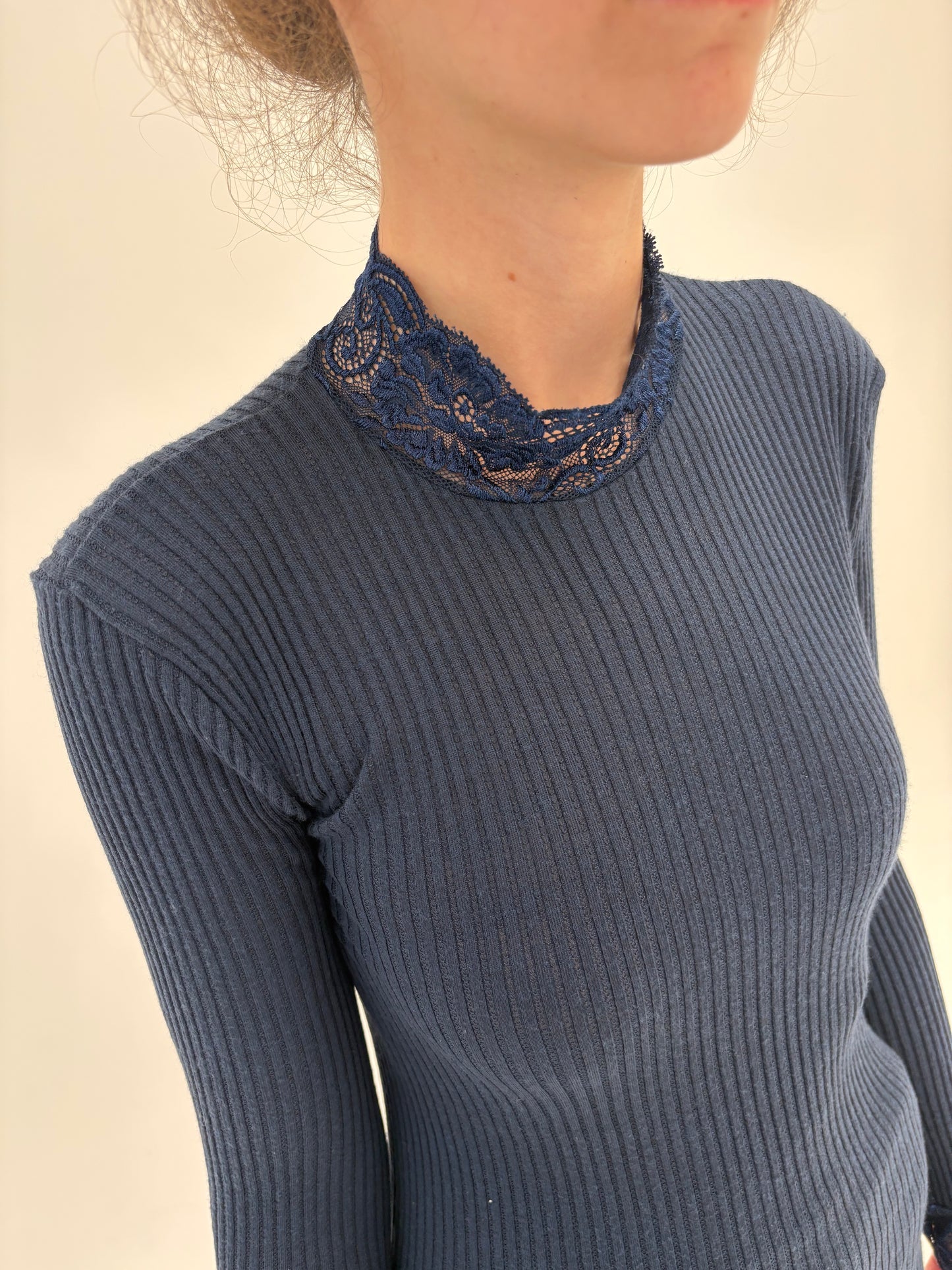 Maleta Navy ‘micro wool’ ribbed din jerse extrem de fin de la zi la seară