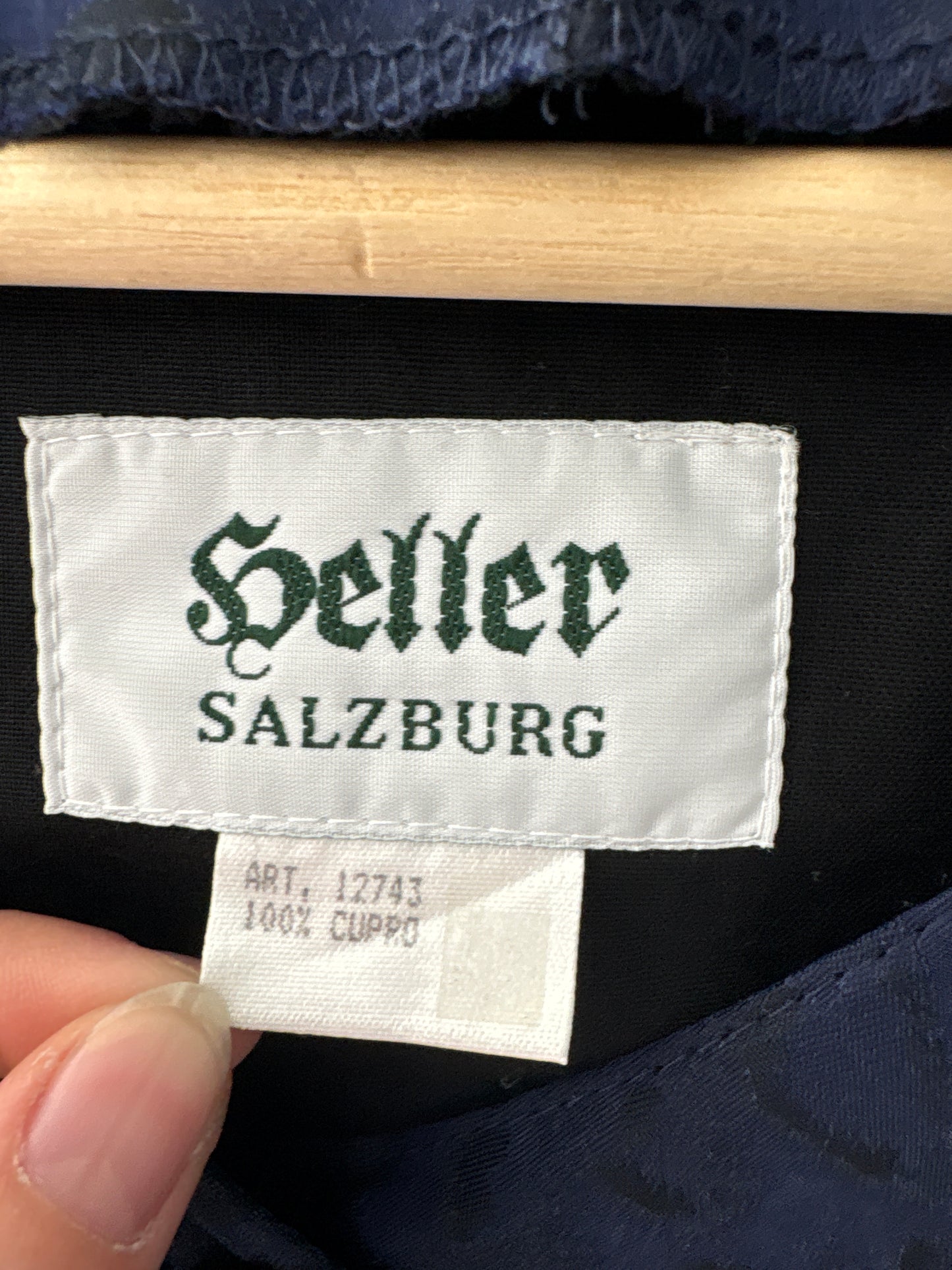 Rochie vintage cu corsaj și mâneci ușor bufante din material luxury