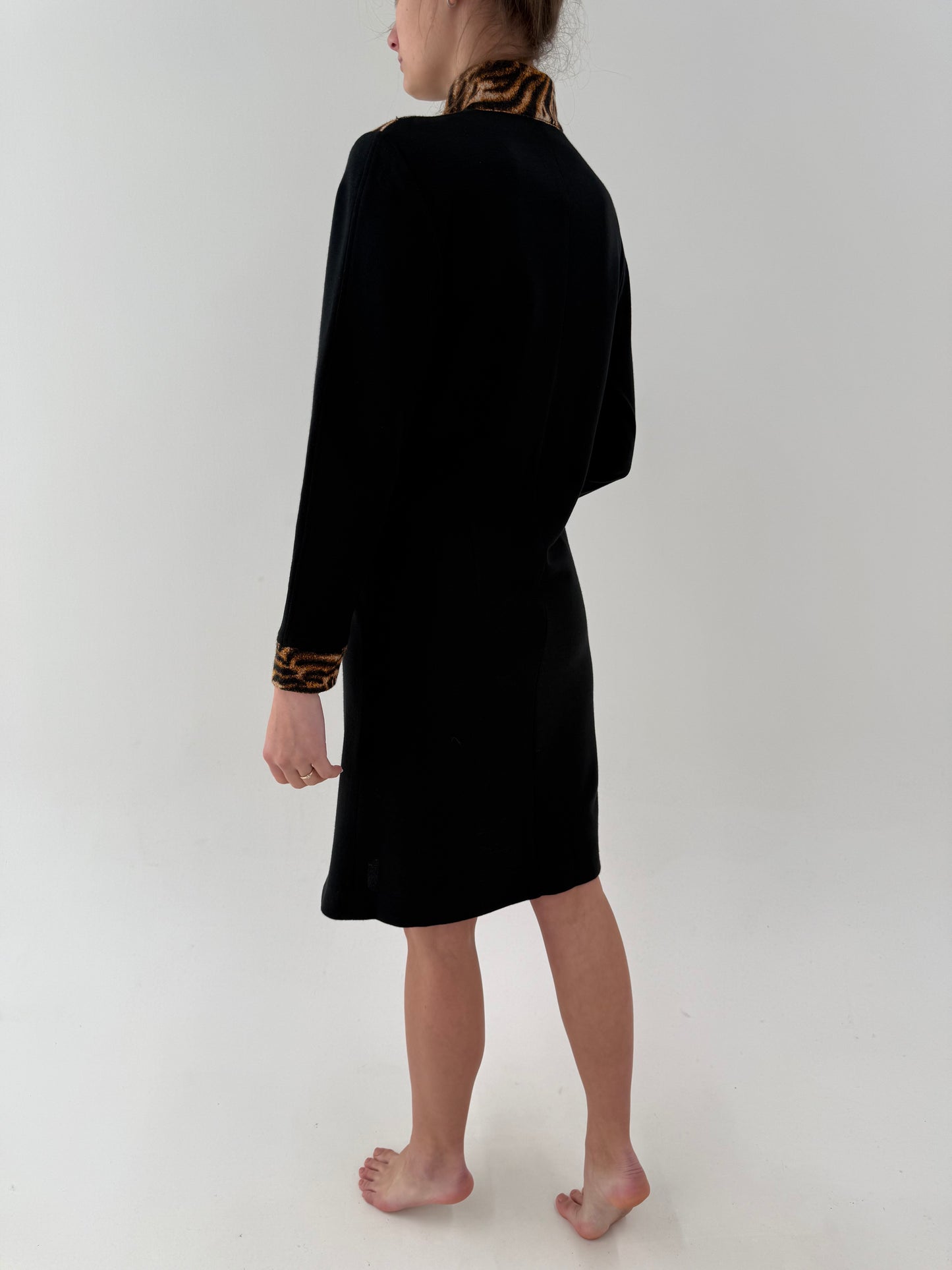 Rochie vintage cu animal print și influențe casual din jerse negru