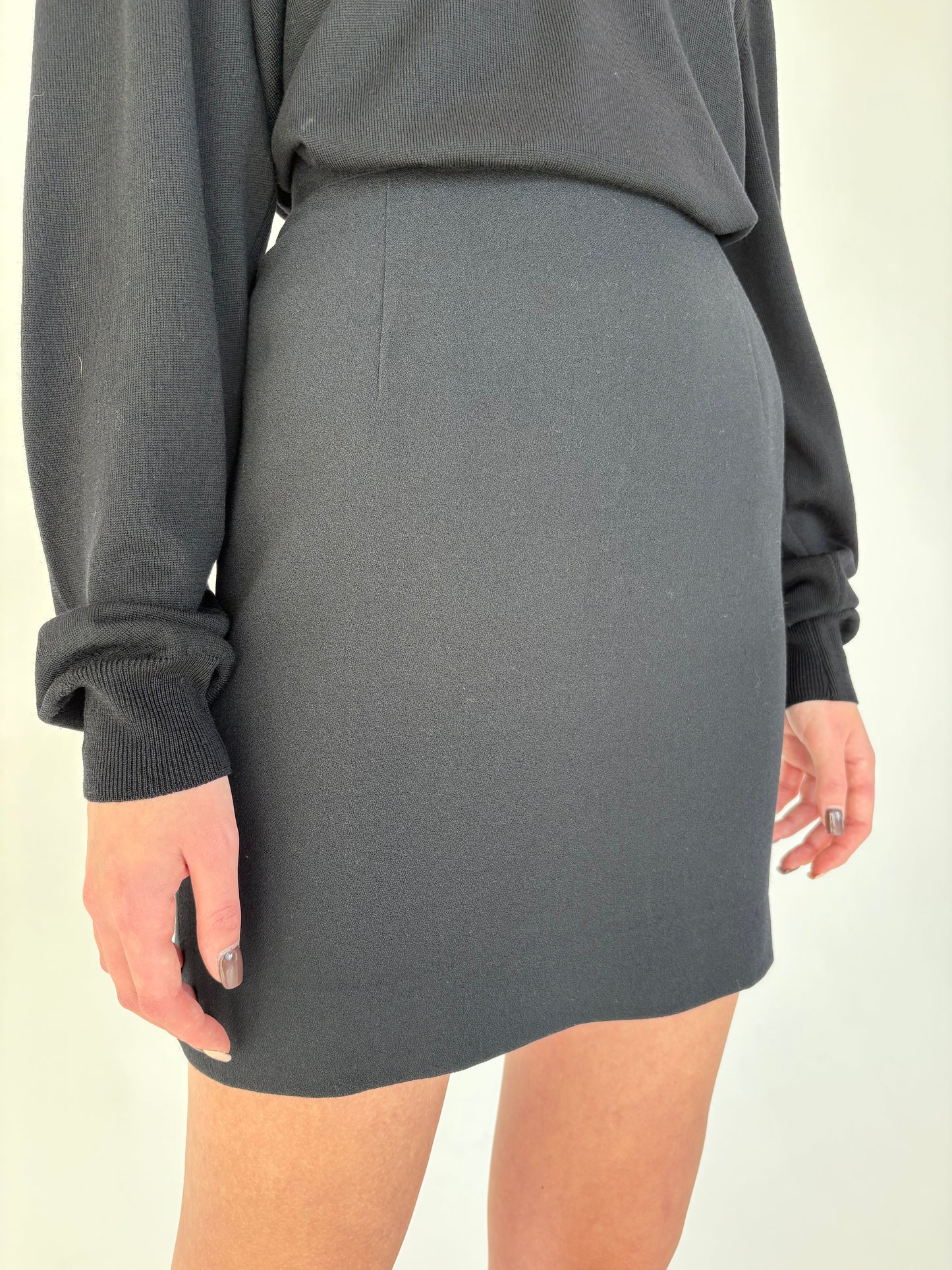 Fustă neagră mini cu talie ultra înaltă marcată din lana extrafina