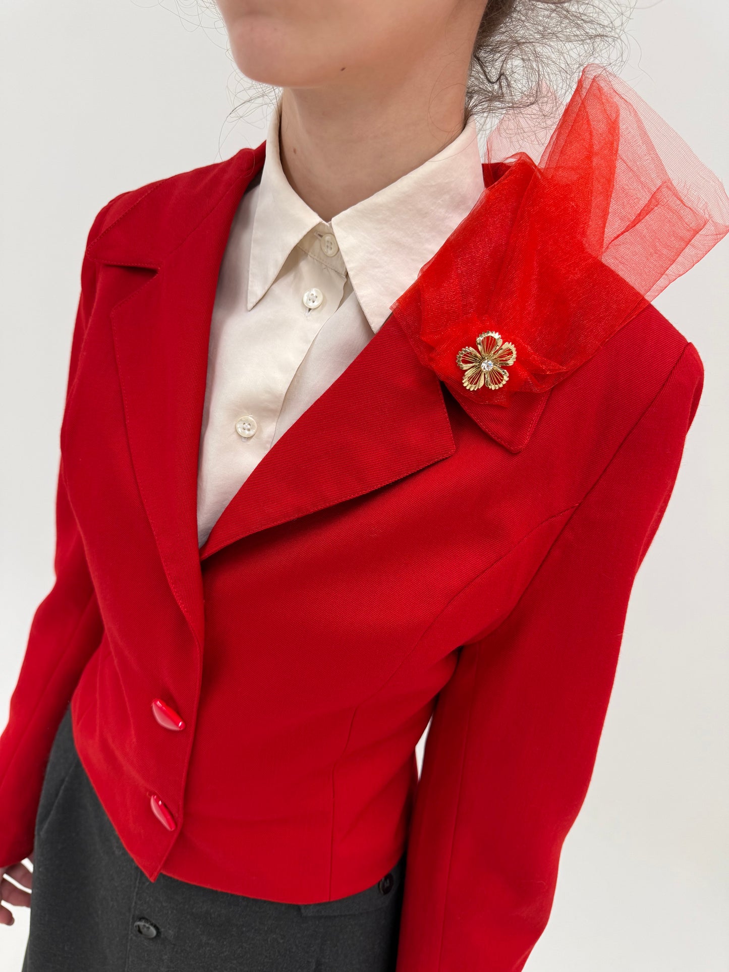 Sacou vintage roșu tare cambrat din lana extrafina cu broșă inclusă