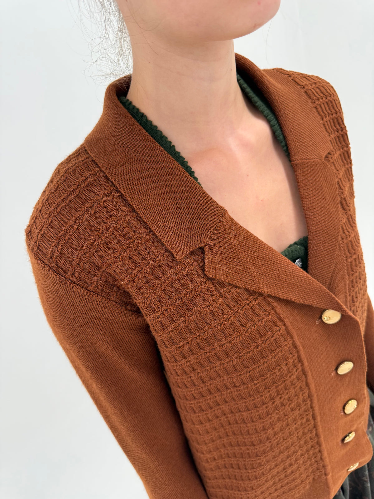 Cardigan vintage tip sacou caramel brown cu nasturi aurii și textura geometrică