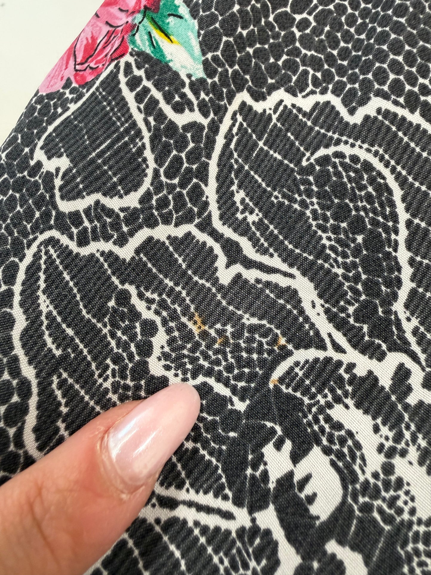 Rochie vintage super vaporoasă in croi de ani 50 cu talie marcată si print floral cu trandafiri