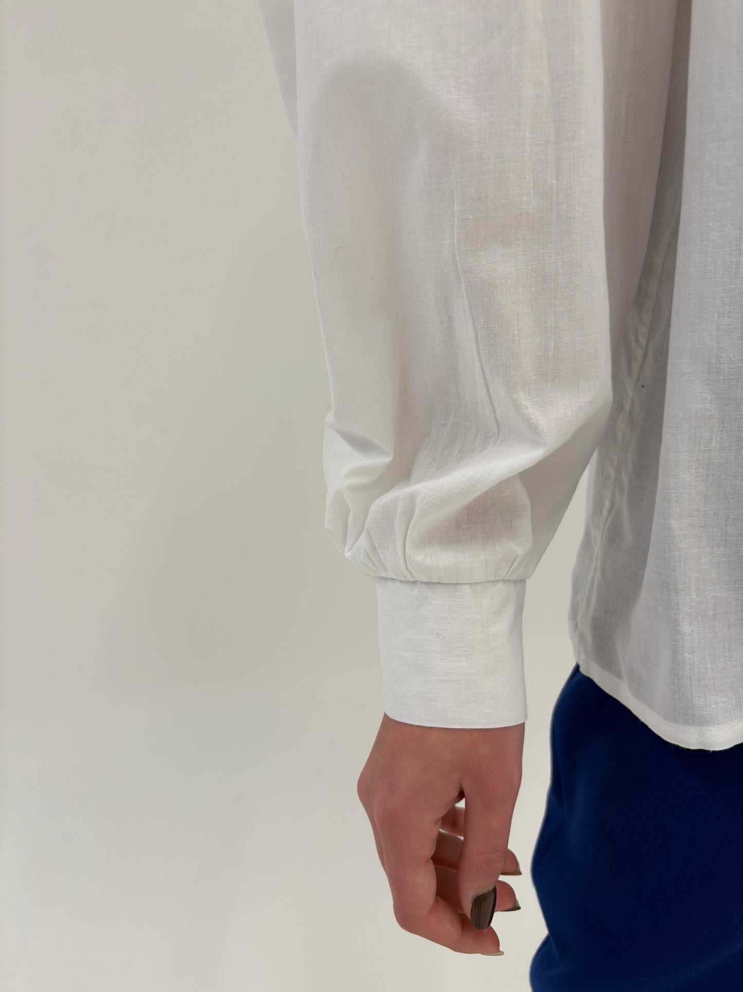 Cămașa vintage cu jabou și mâneci ample cu manșete îngustate